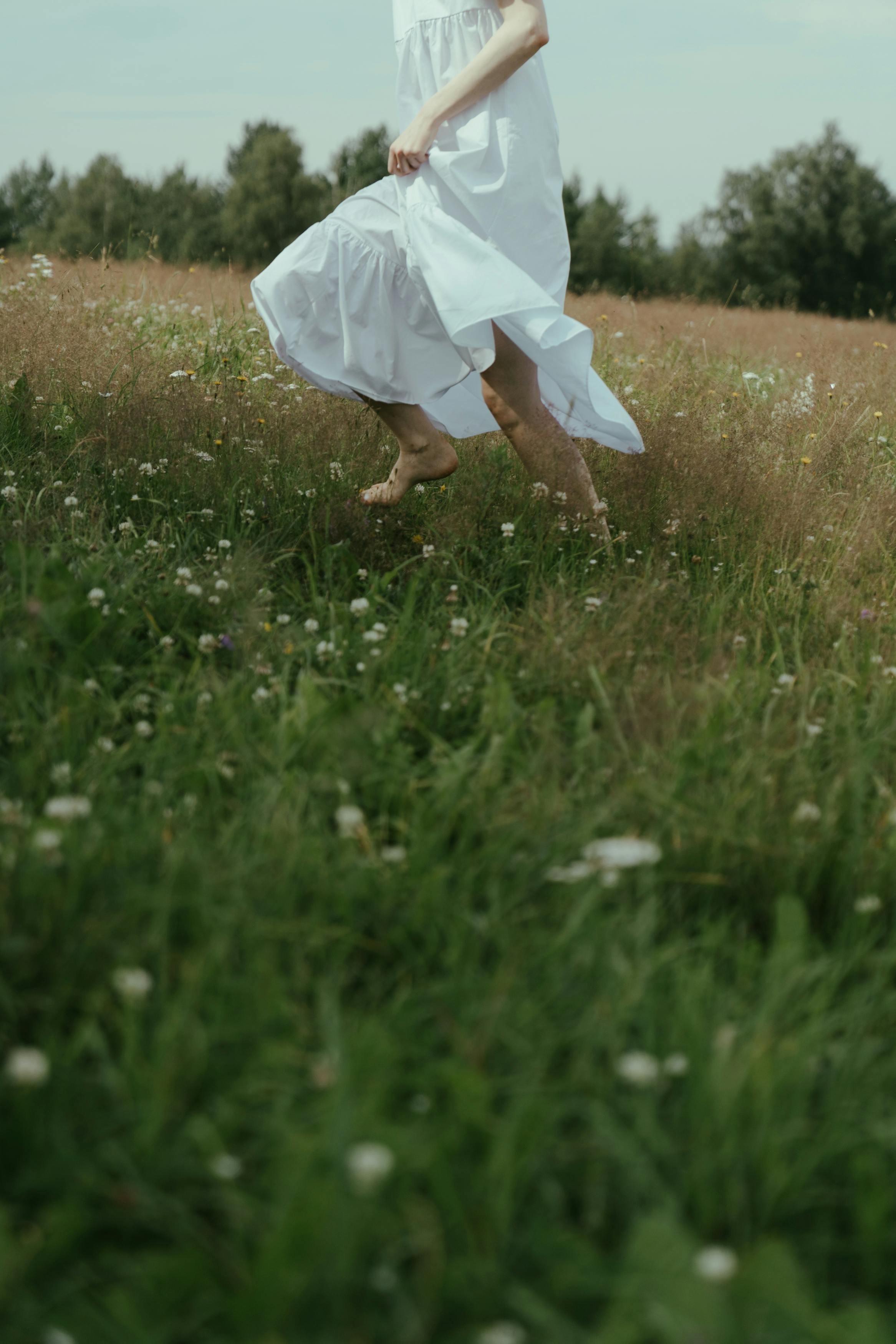 A barefoot woman running | Source: Pexels