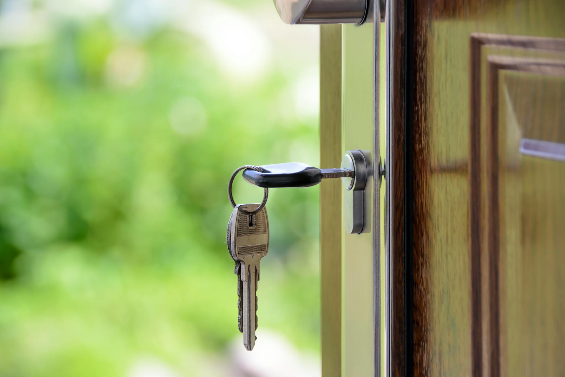 Keys in a front door | Source: Pexels