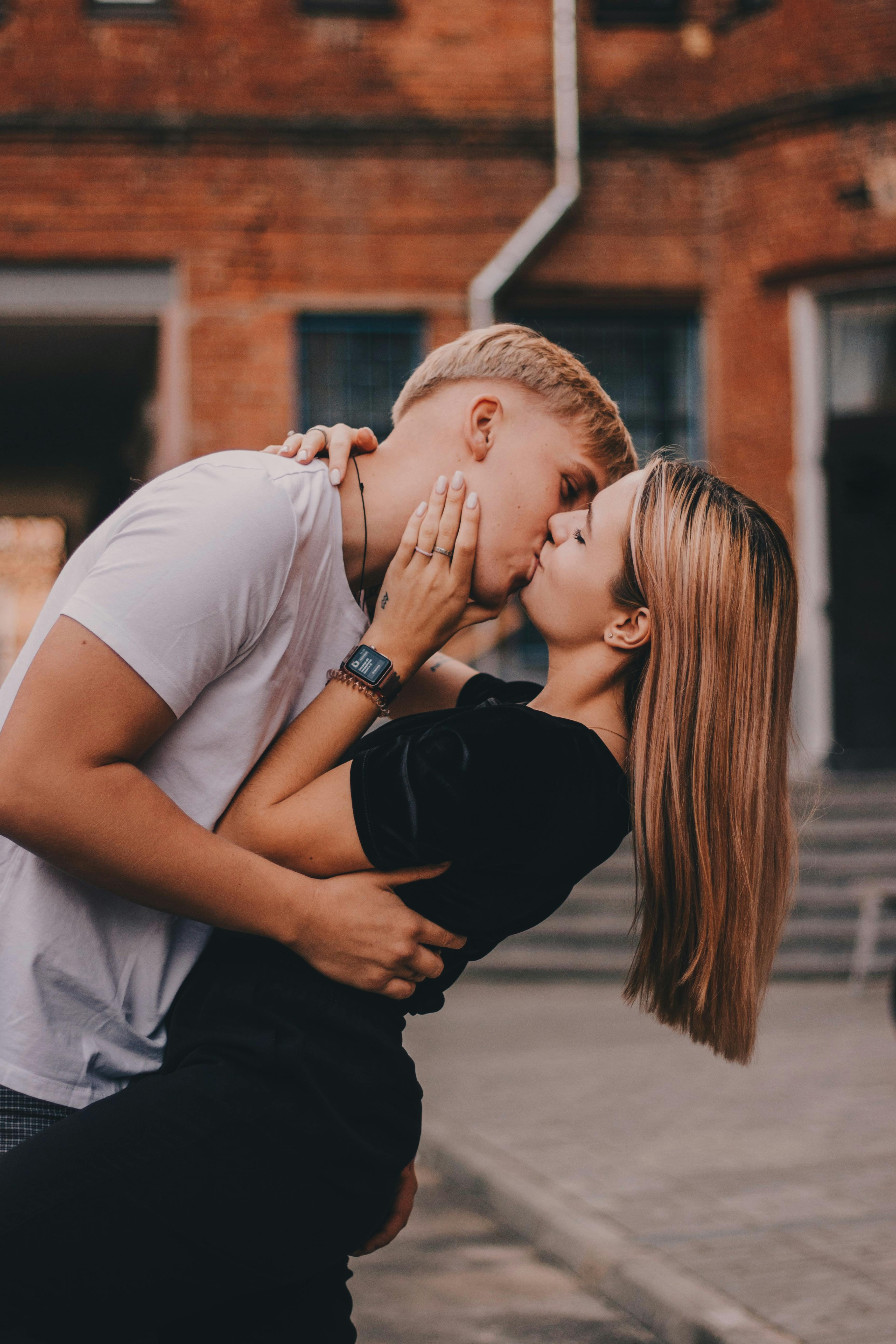 A couple sharing a kiss | Source: Pexels