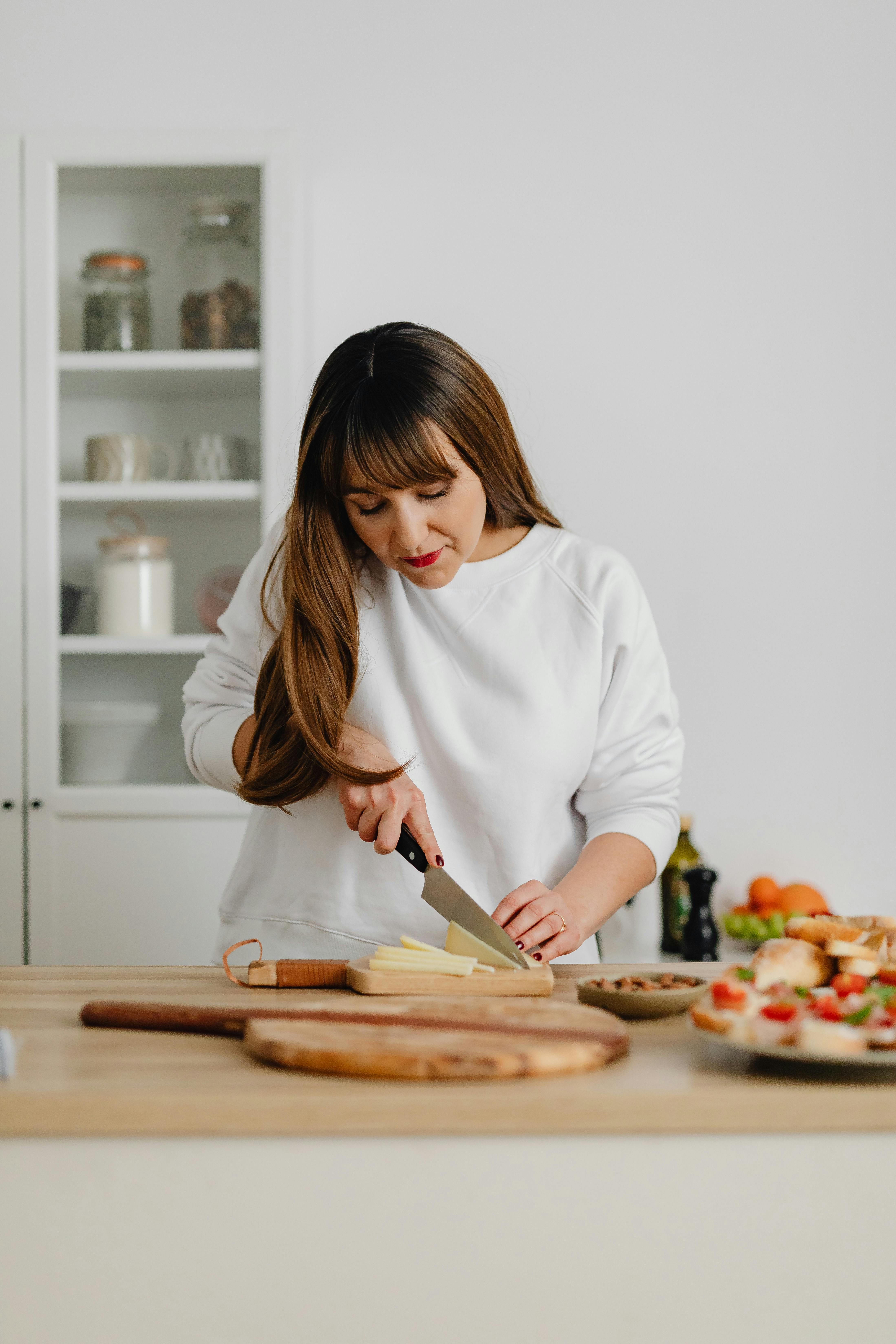 Uma mulher ocupada na cozinha | Fonte: Pexels