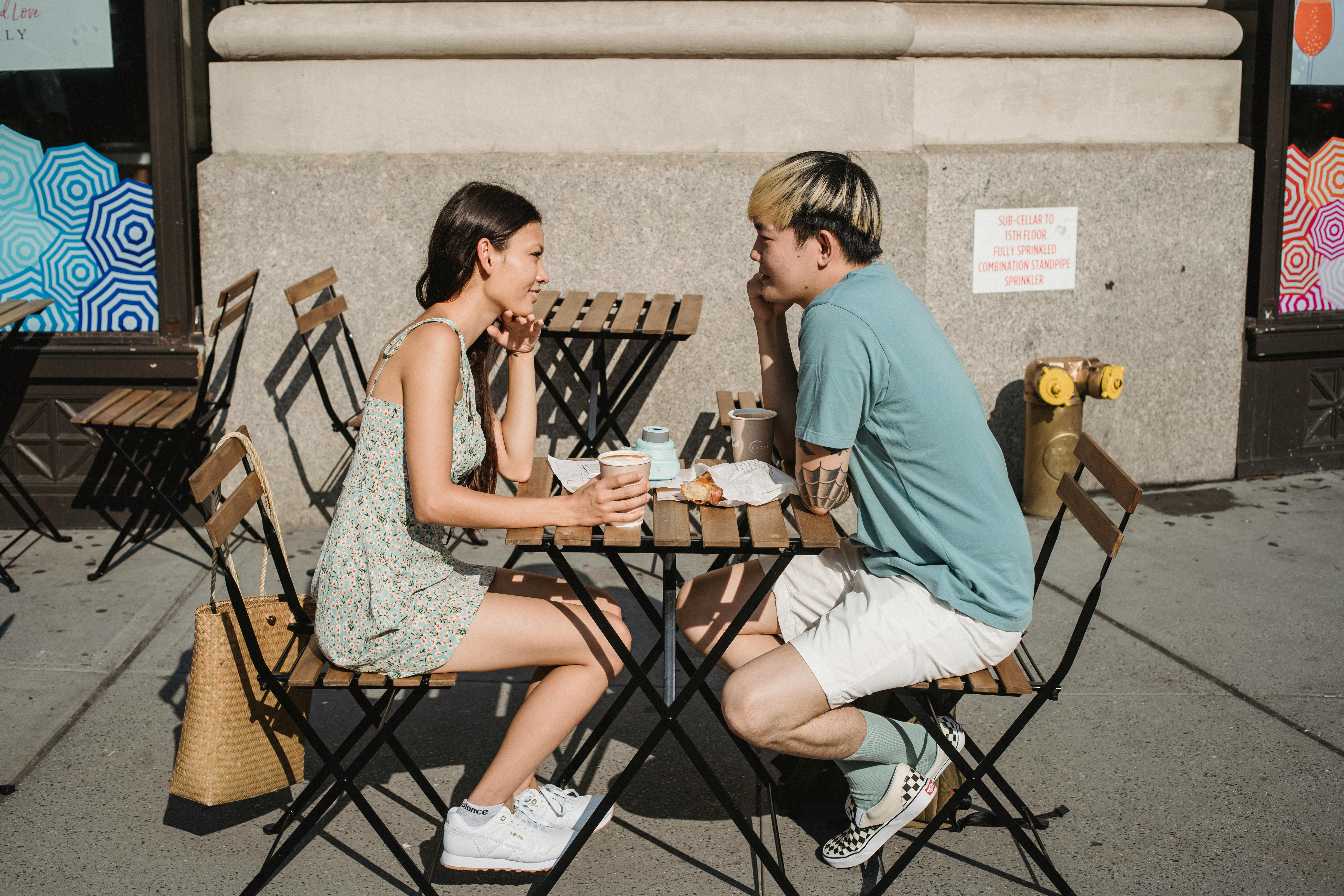 A couple enjoying a lunch date | Source: Pexels