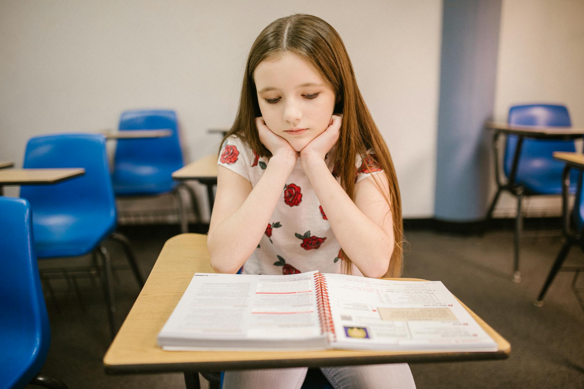 A sad little girl sitting in her classroom | Source: Pexels