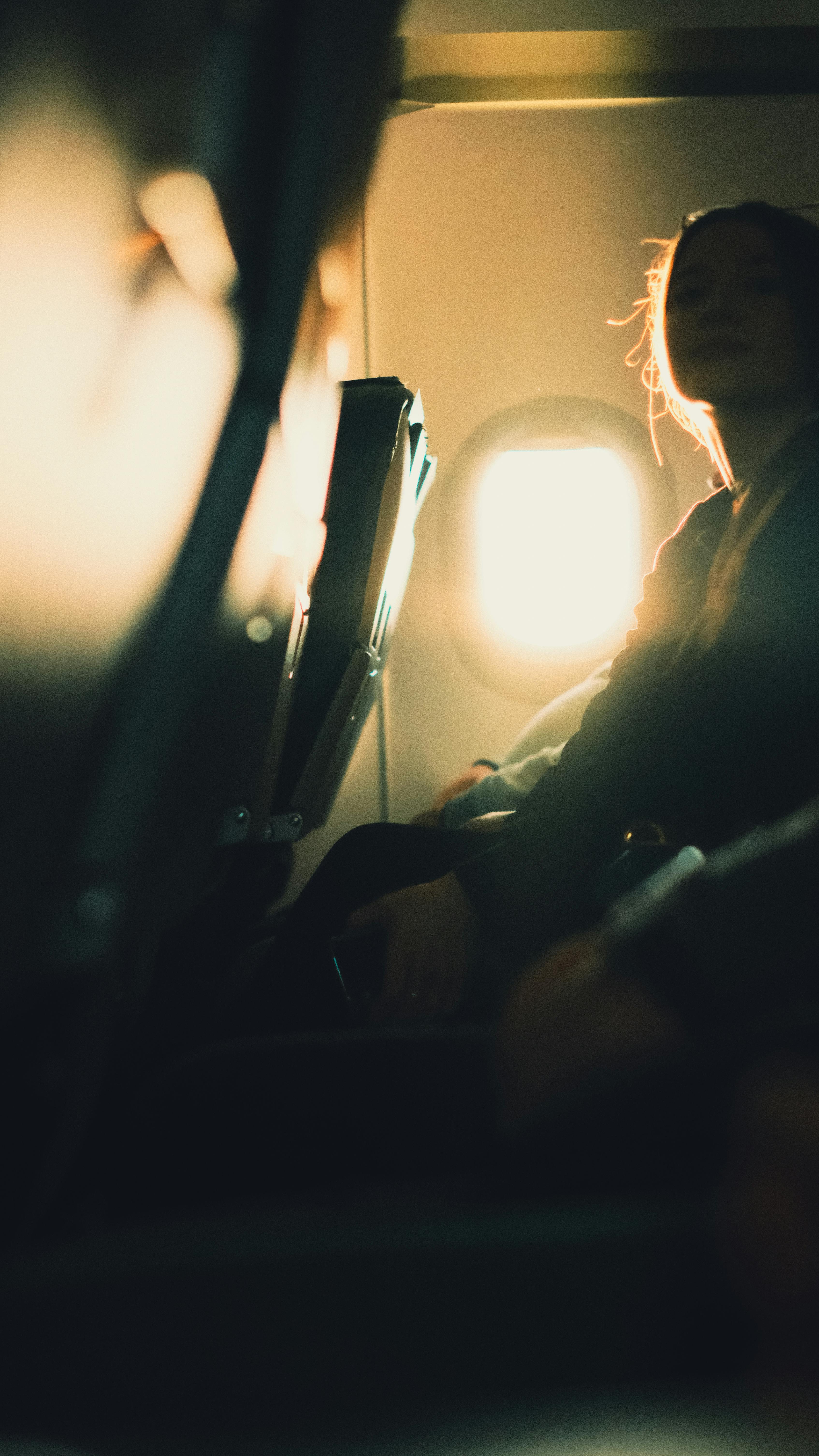 Une femme assise dans un avion | Source : Pexels