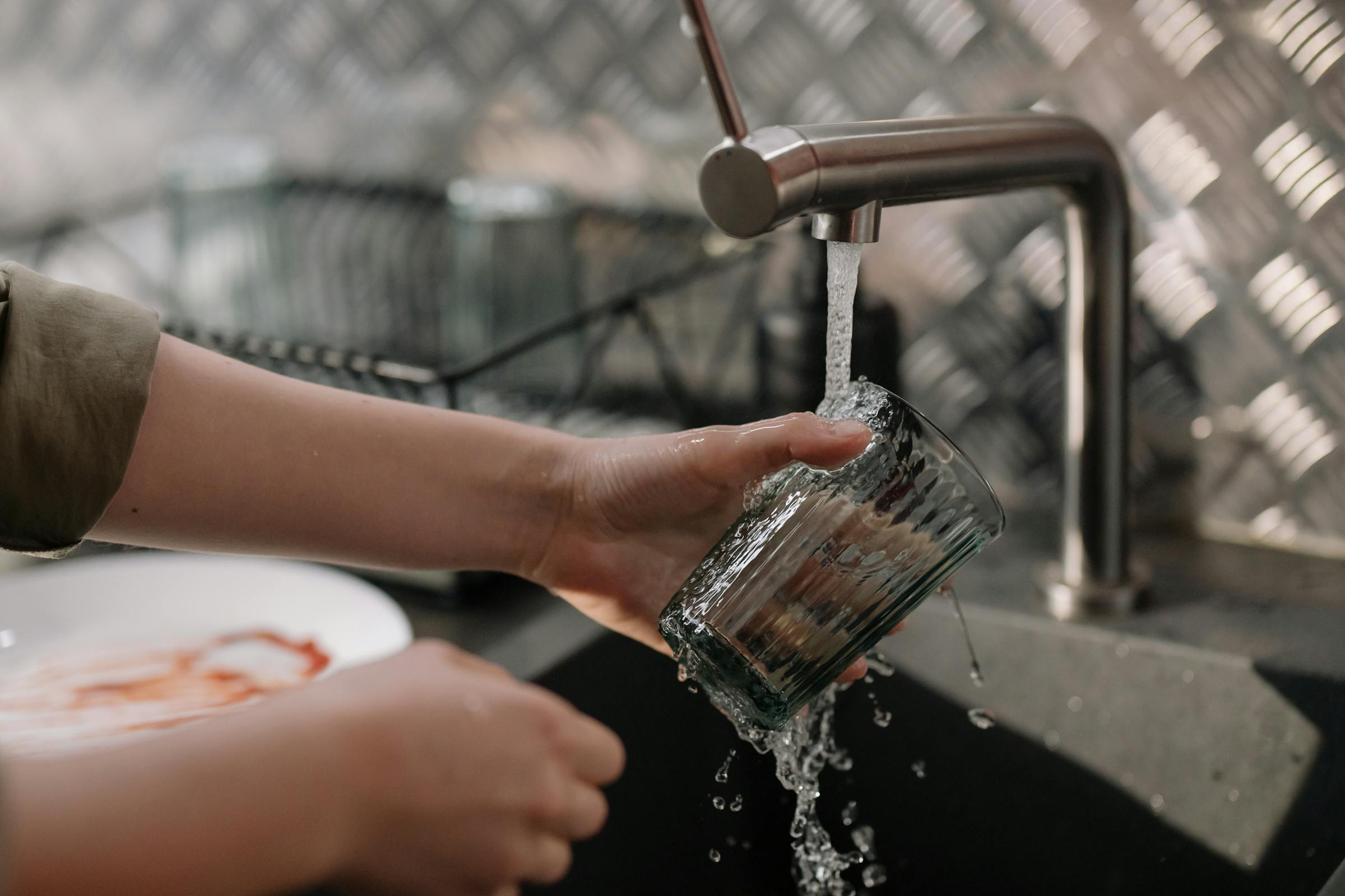 Washing dishes | Source: Pexels