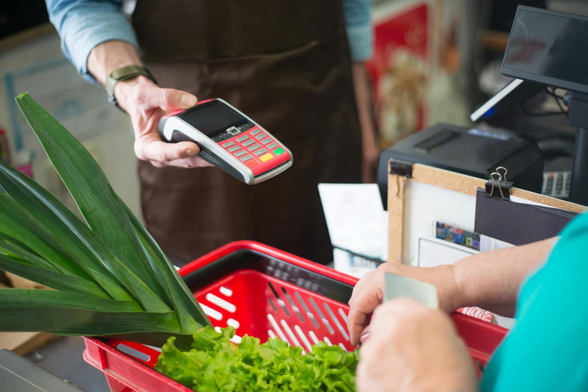A person paying for groceries | Source: Pexels