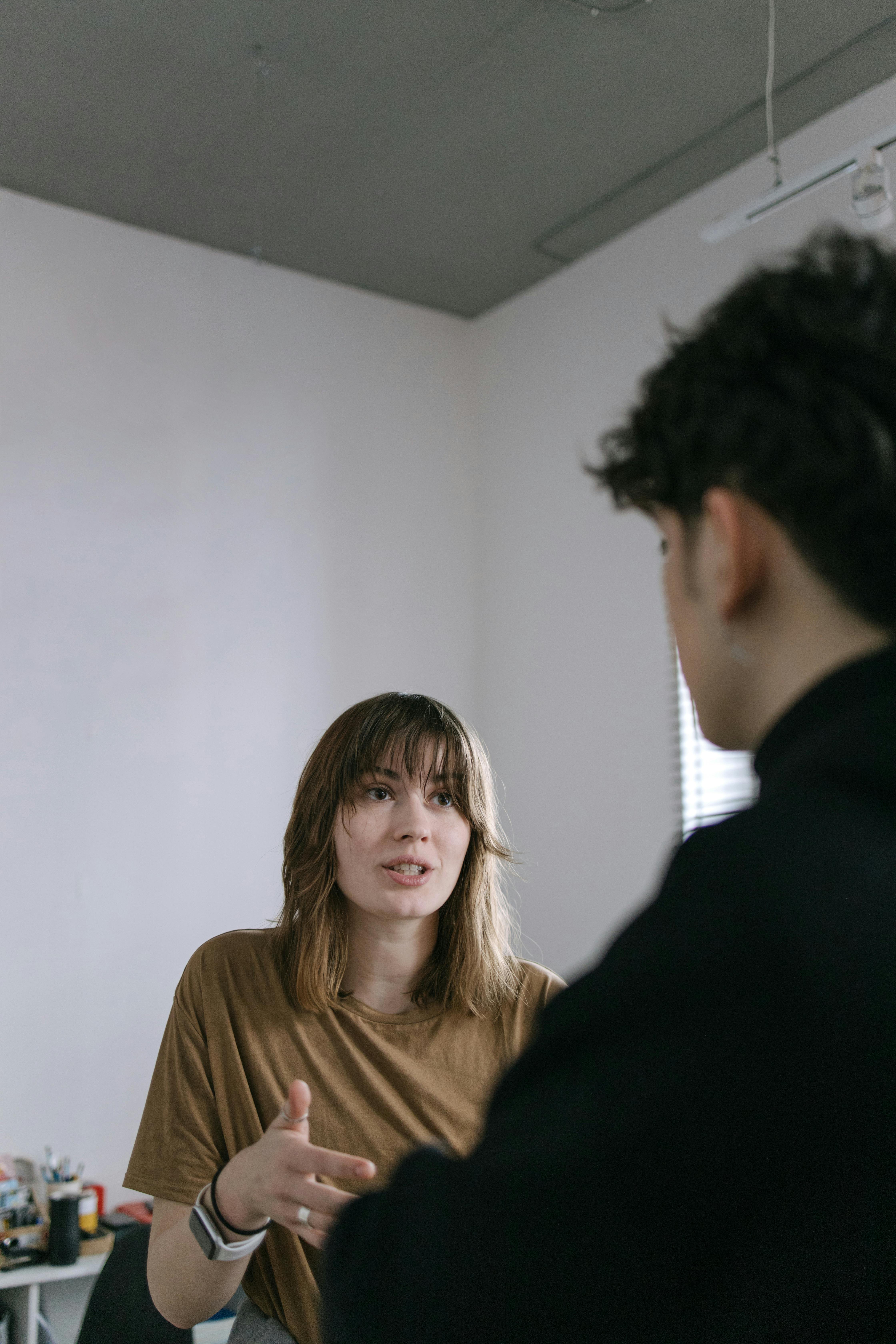A man listening to a woman talk | Source: Pexels