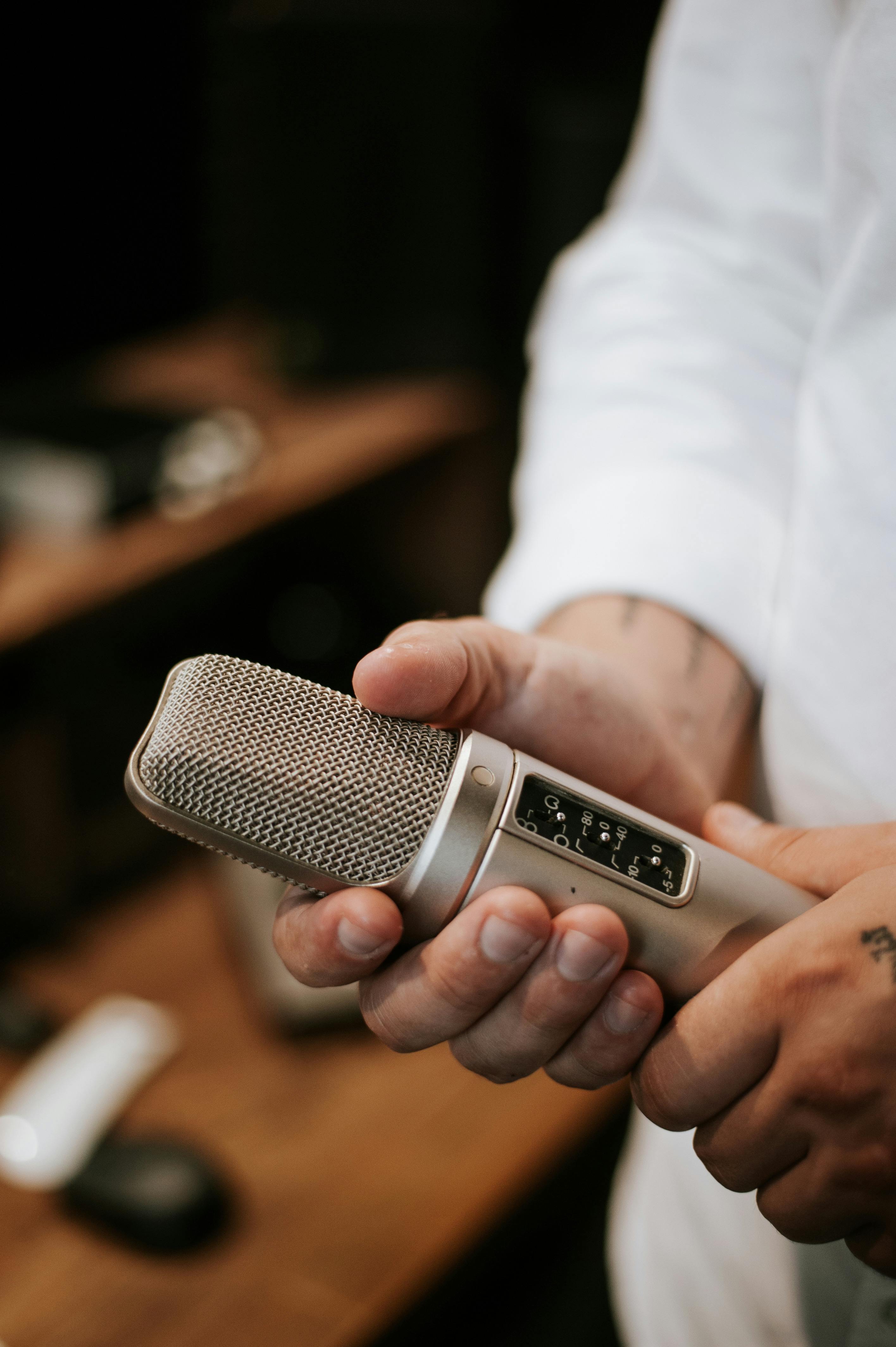 A man holding a microphone | Source: Pexels