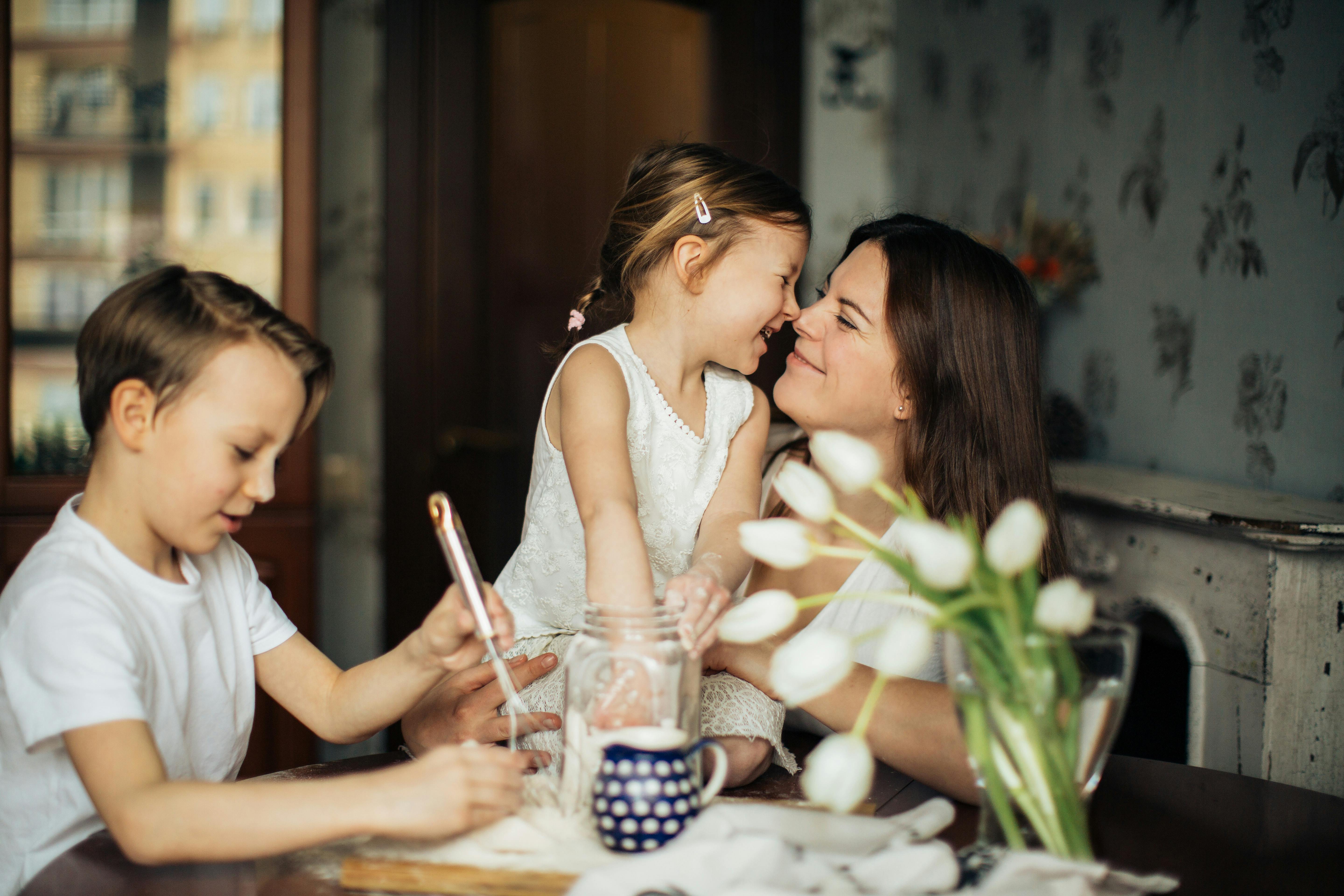 Two children with their mother | Source: Pexels