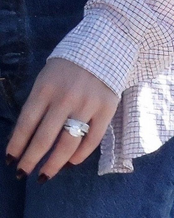 Hailee Steinfeld's ring is seen on July 2, 2025, in Calabasas, California. | Source: Instagram/people