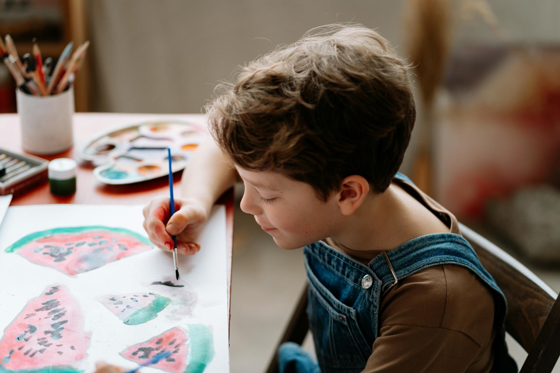 A boy painting a picture | Source: Pexels