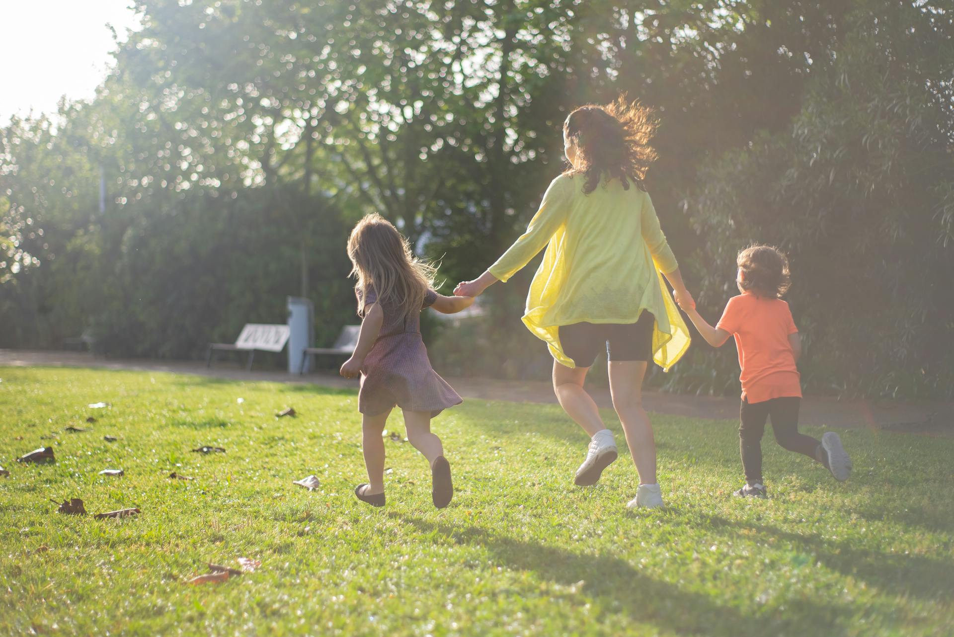 A mother running with her children | Source: Pexels