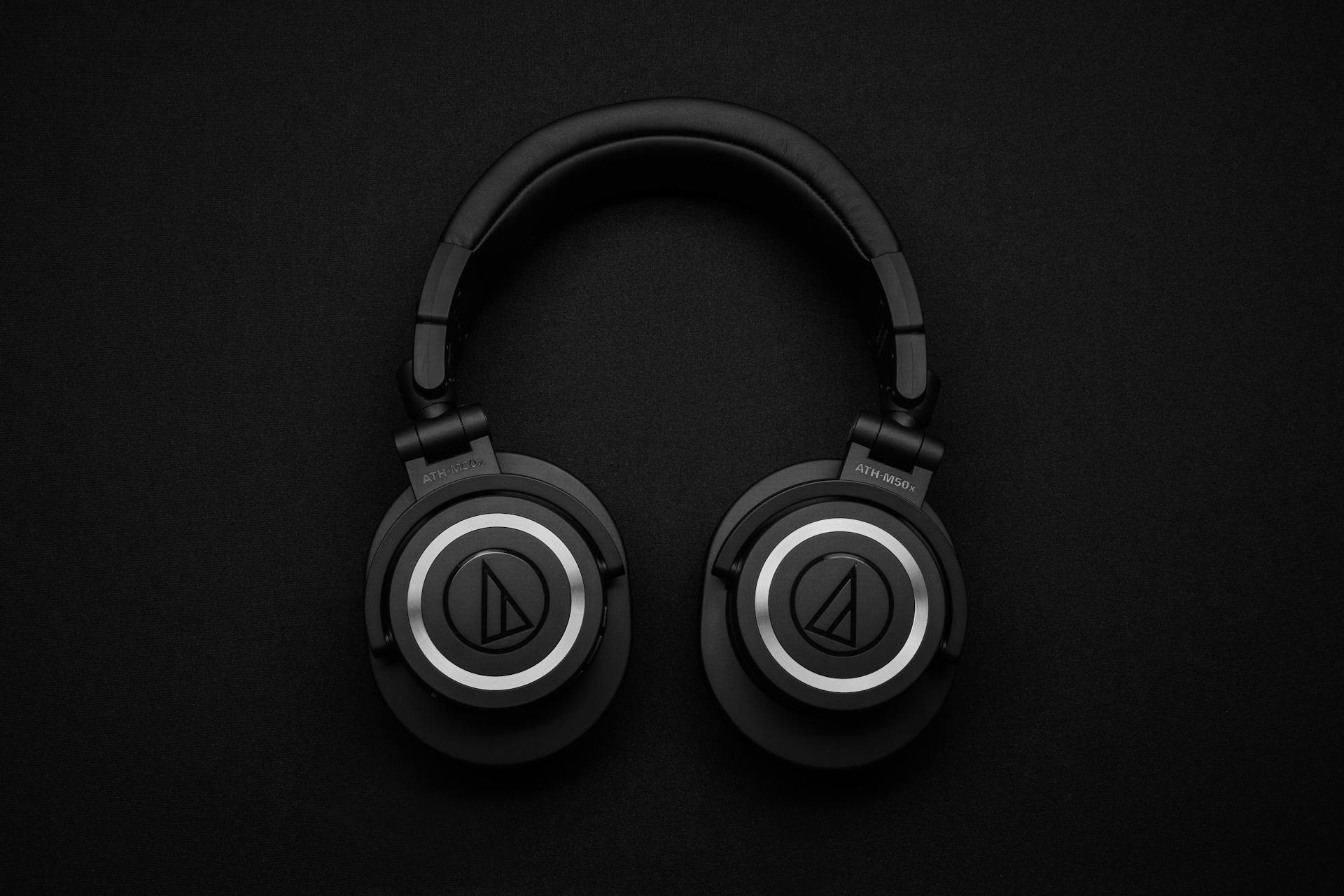 A pair of headphones | Source: Pexels