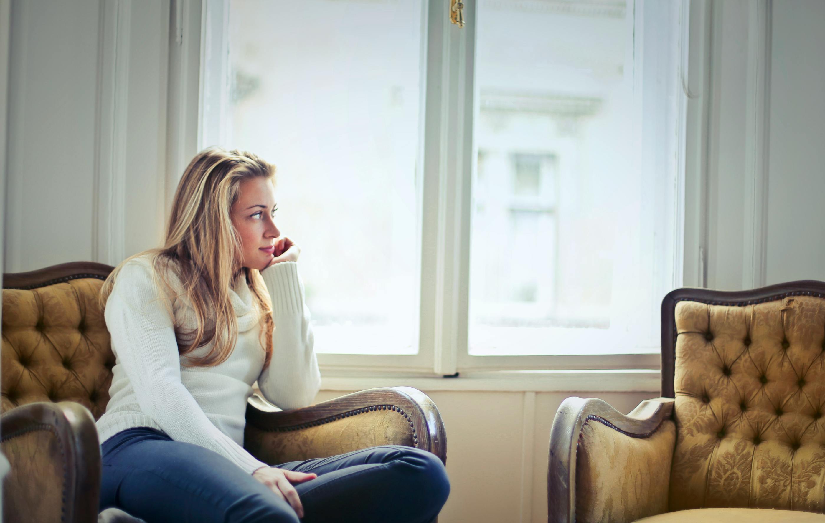 A woman deep in thought | Source: Pexels