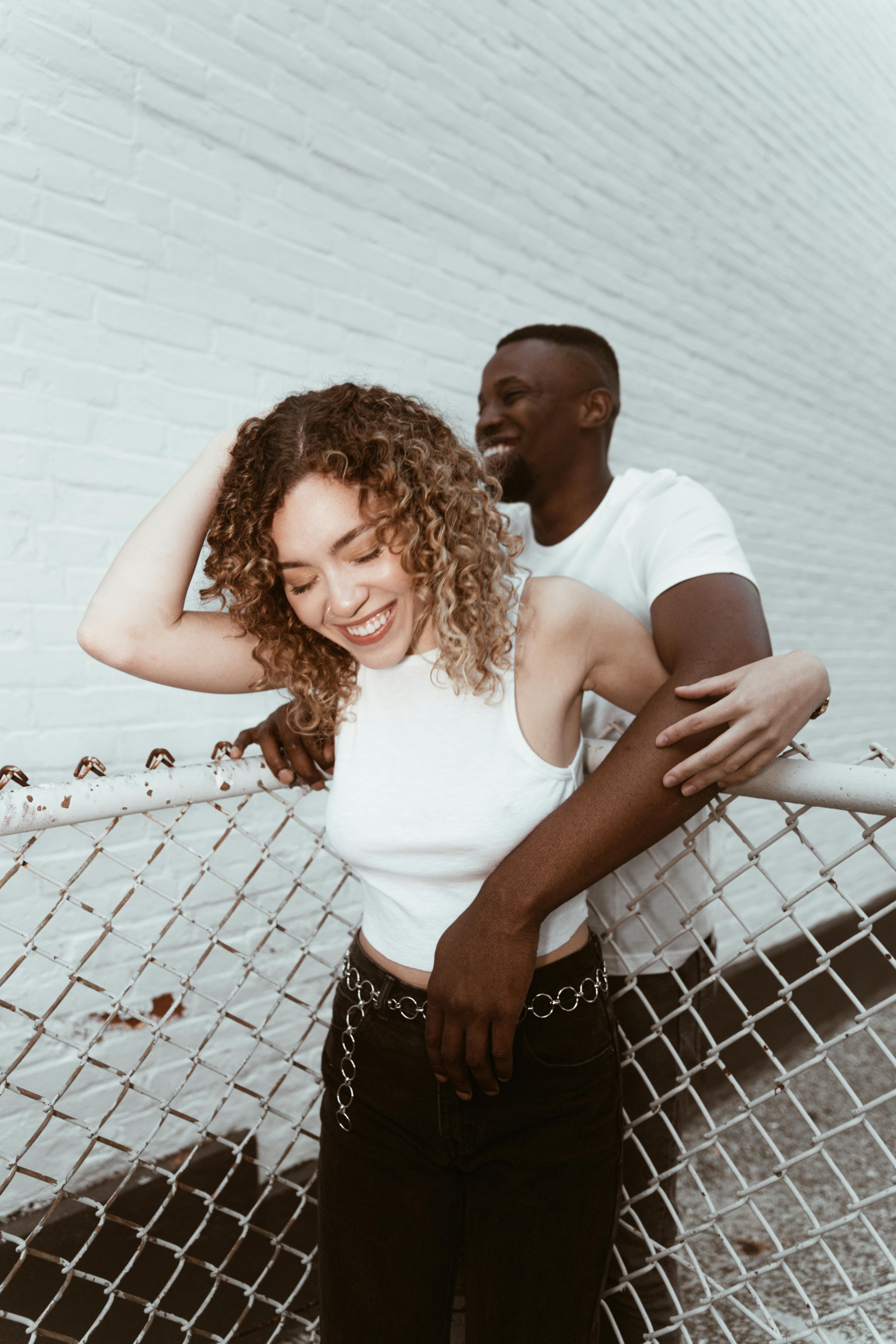 A smiling couple | Source: Pexels