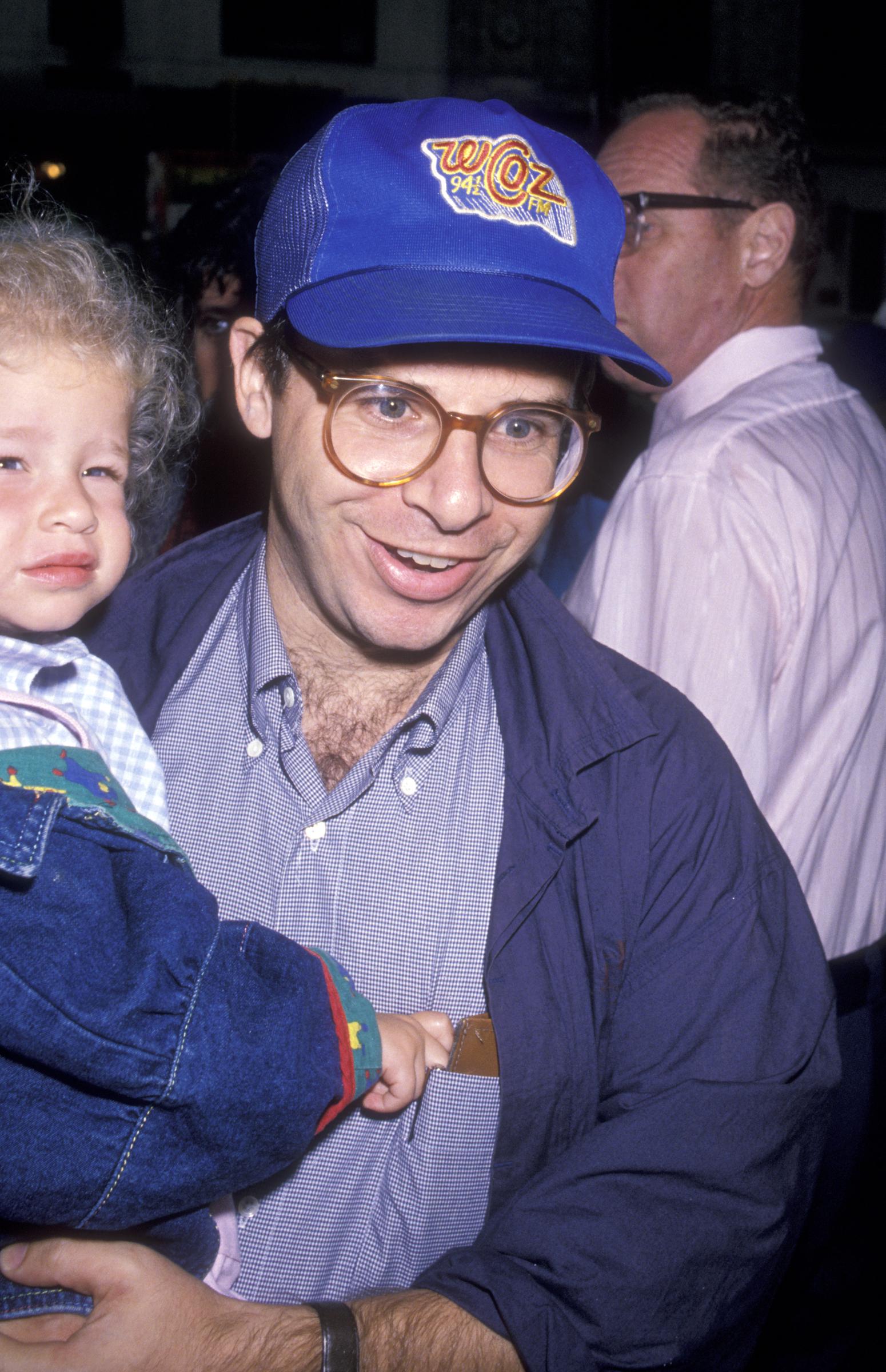 Rick Moranis and daughter attend a Raffi Concert on September 16, 1989 at Carnegie Hall in New York City. | Source: Getty Images