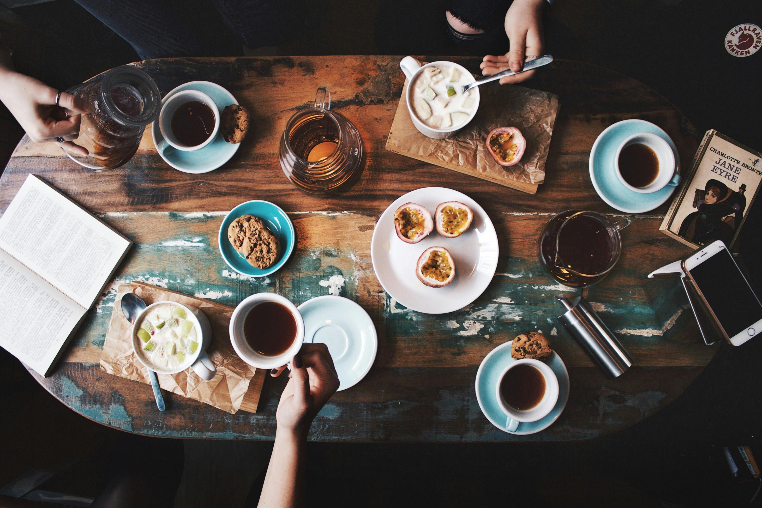 Pessoas em uma cafeteria | Fonte: Pexels