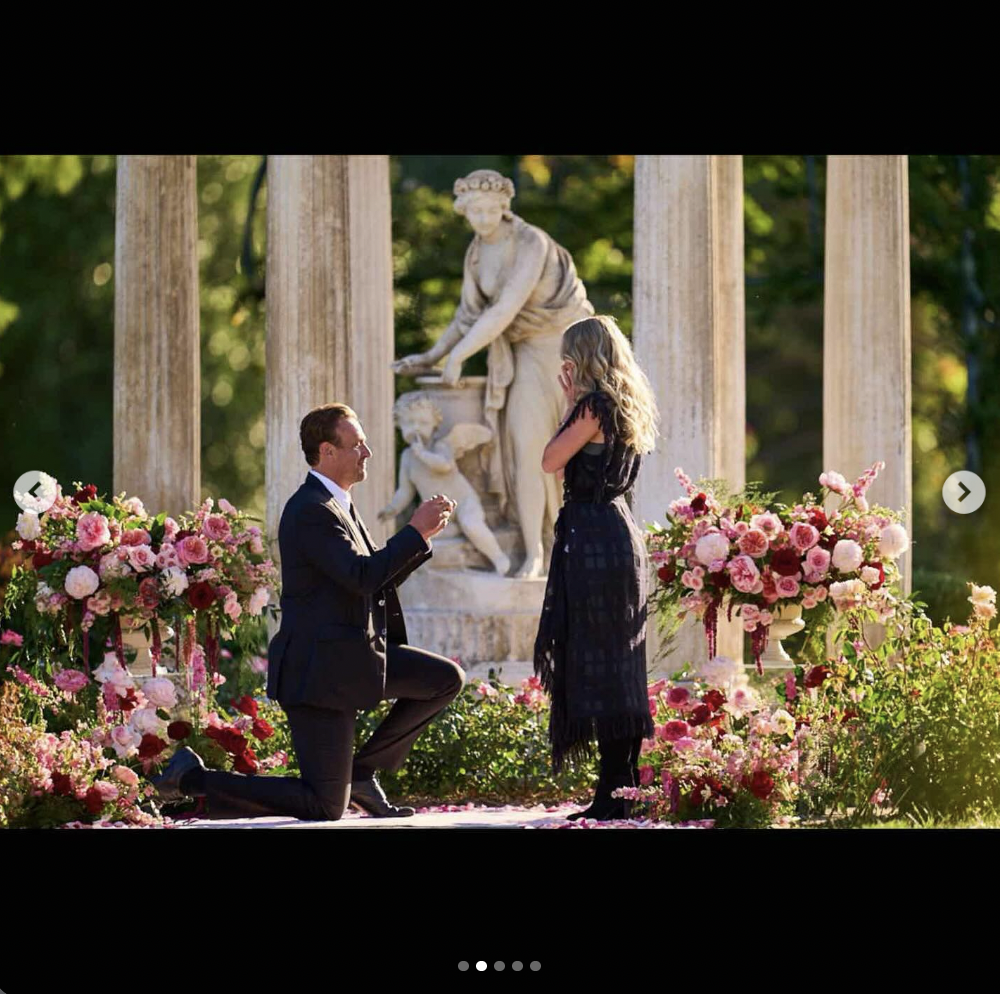 Jason Segel down on one kee as he proposed to Kayla Radomski at the The Huntington Library Botanical Gardens in San Marino, California | Source: instagram/kaylaradomski4