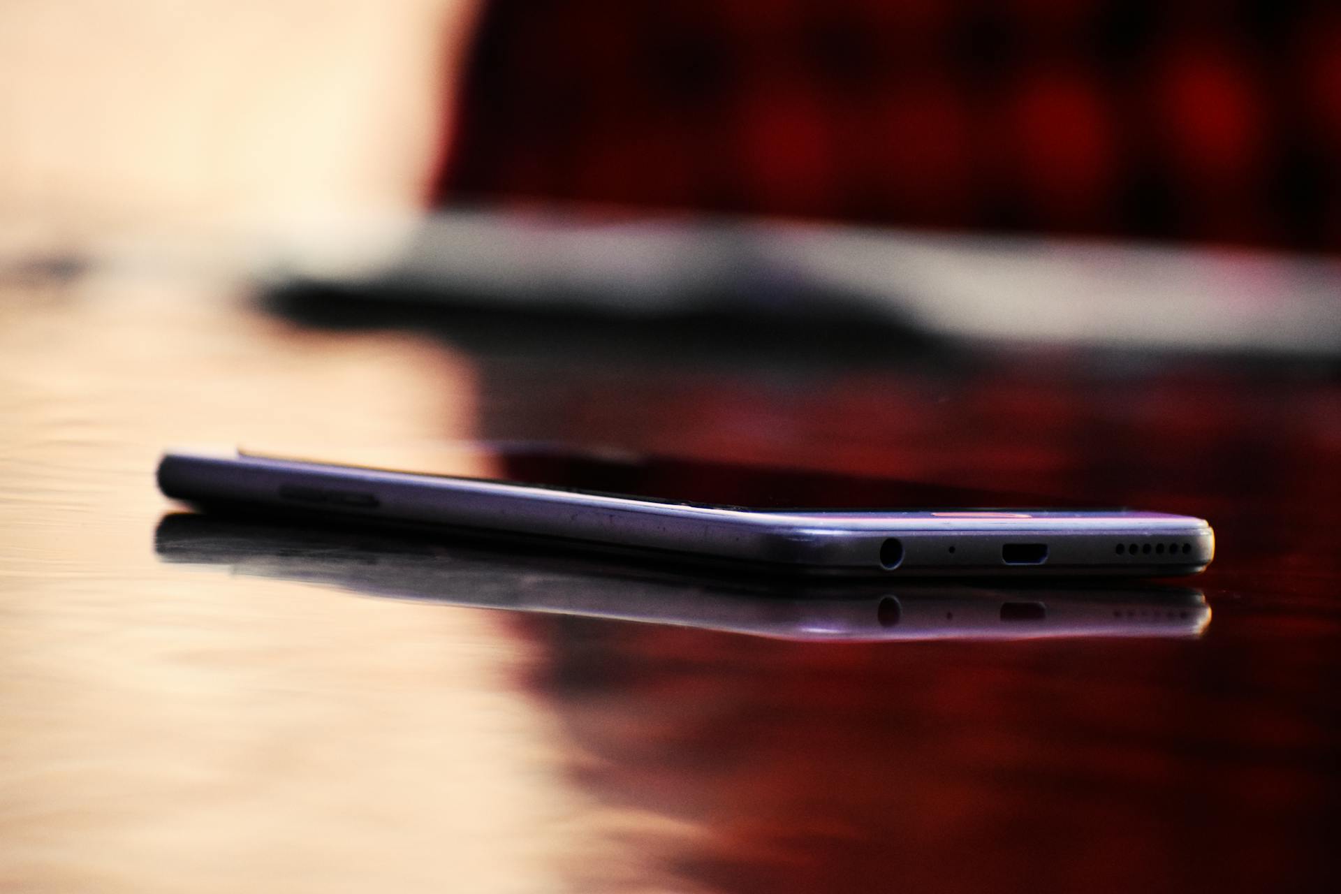 A phone on a table | Source: Pexels