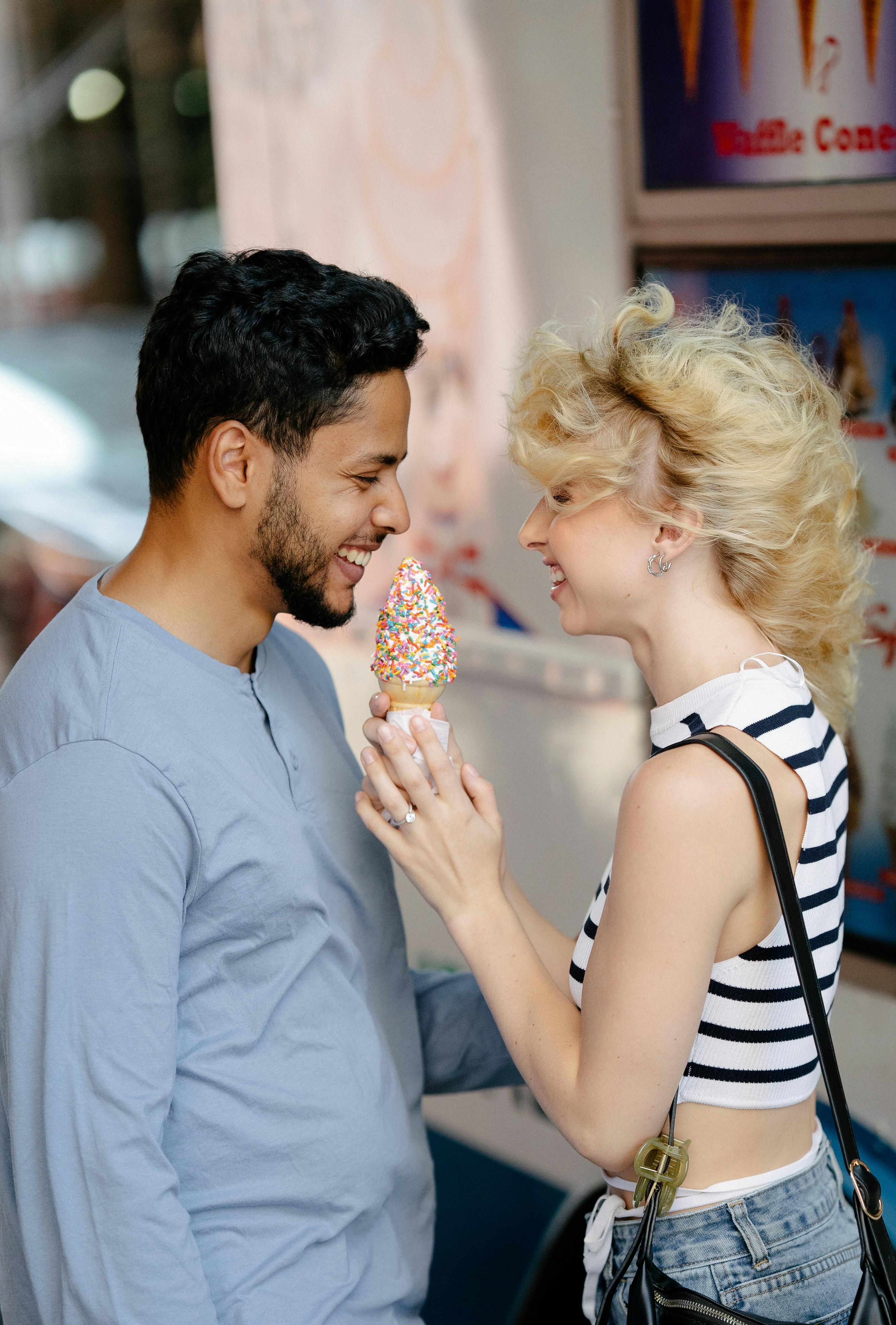 A smiling couple | Source: Pexels