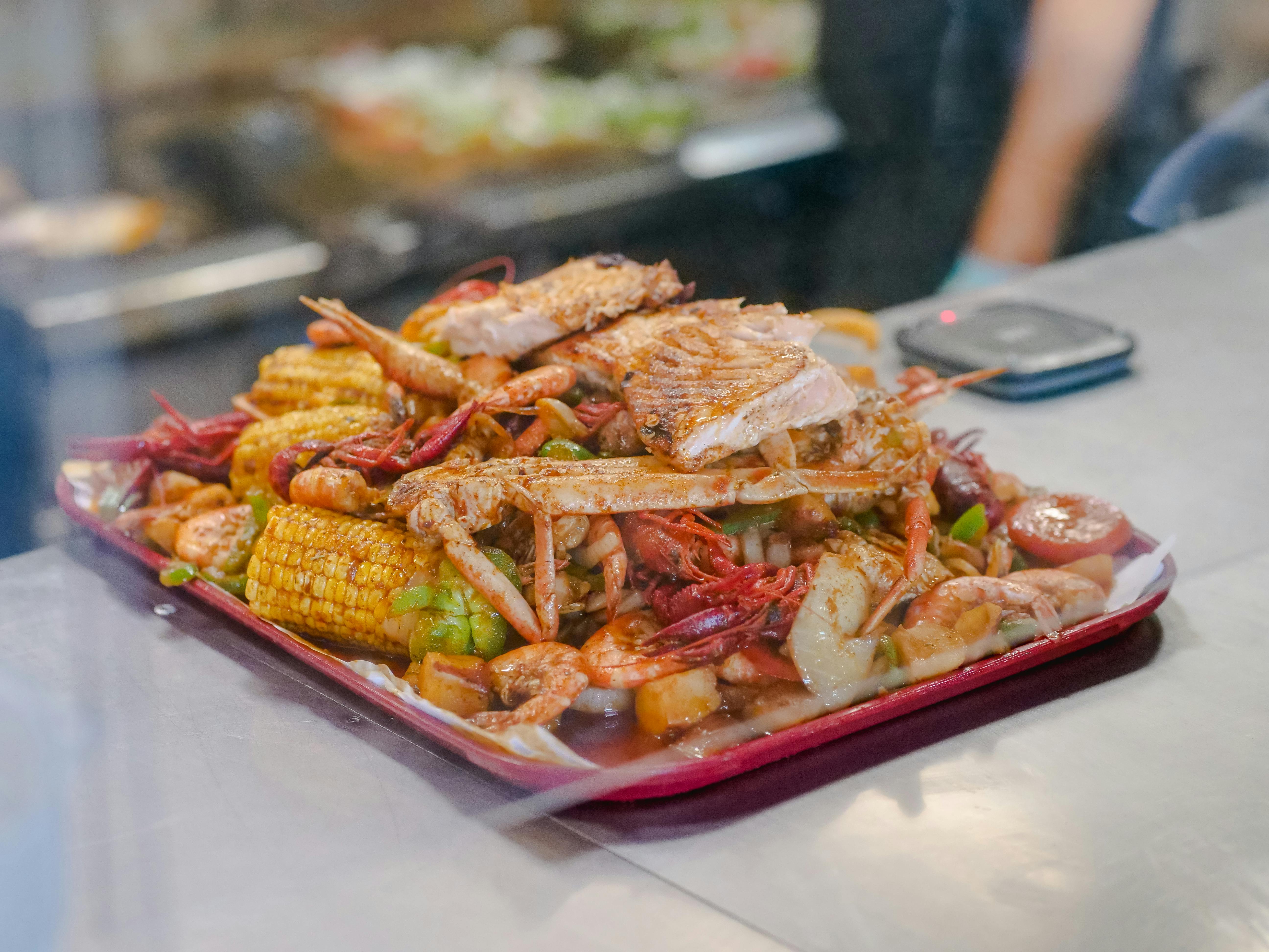 Frutos do mar cozidos em uma bandeja | Fonte: Pexels