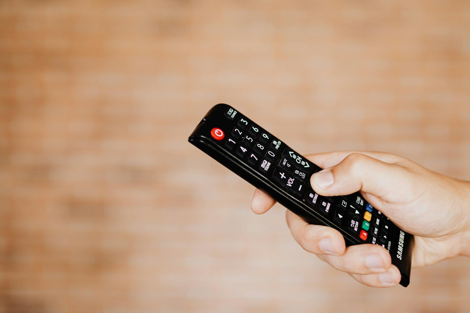A person holding a remote | Source: Pexels