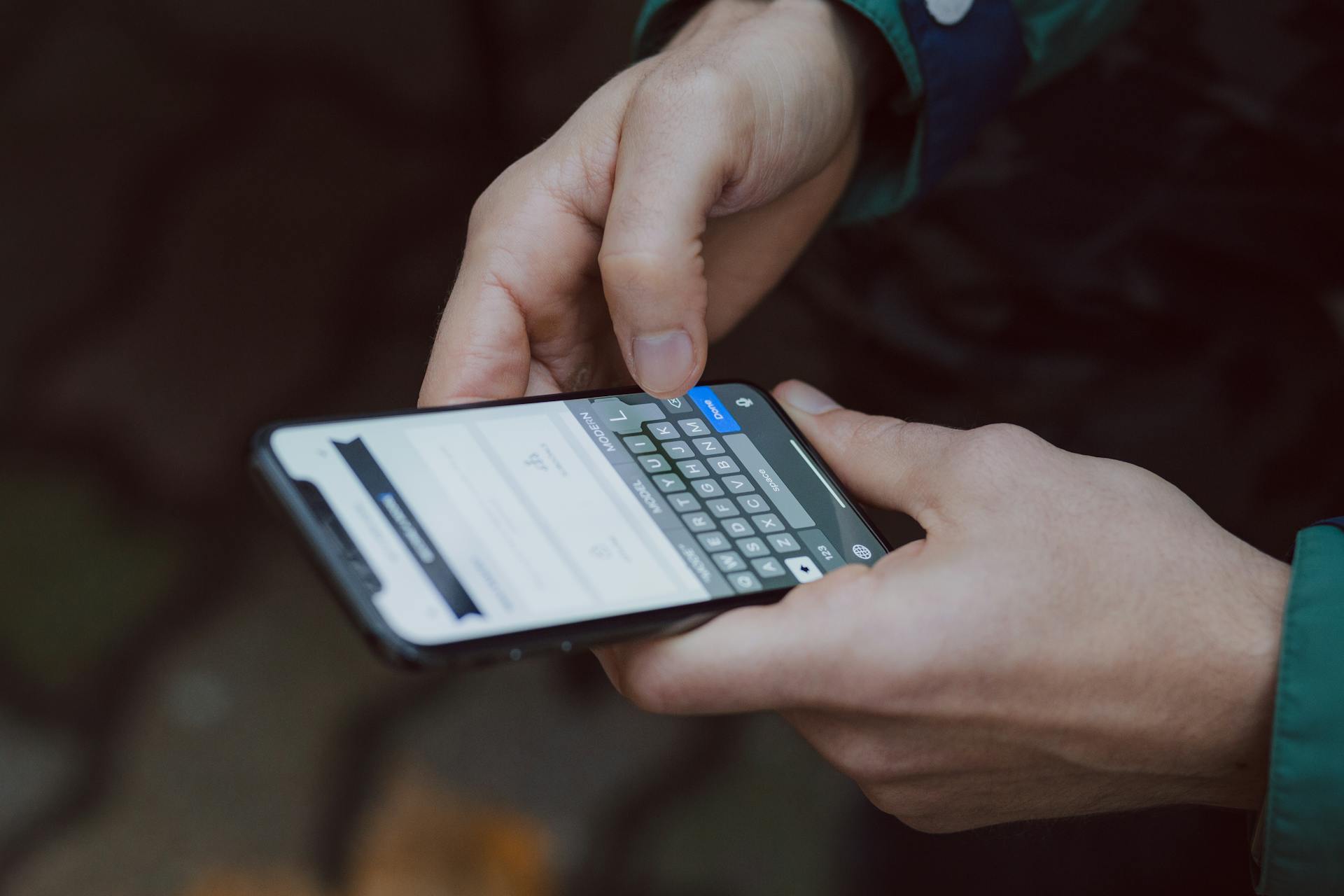 A person typing on their phone | Source: Pexels