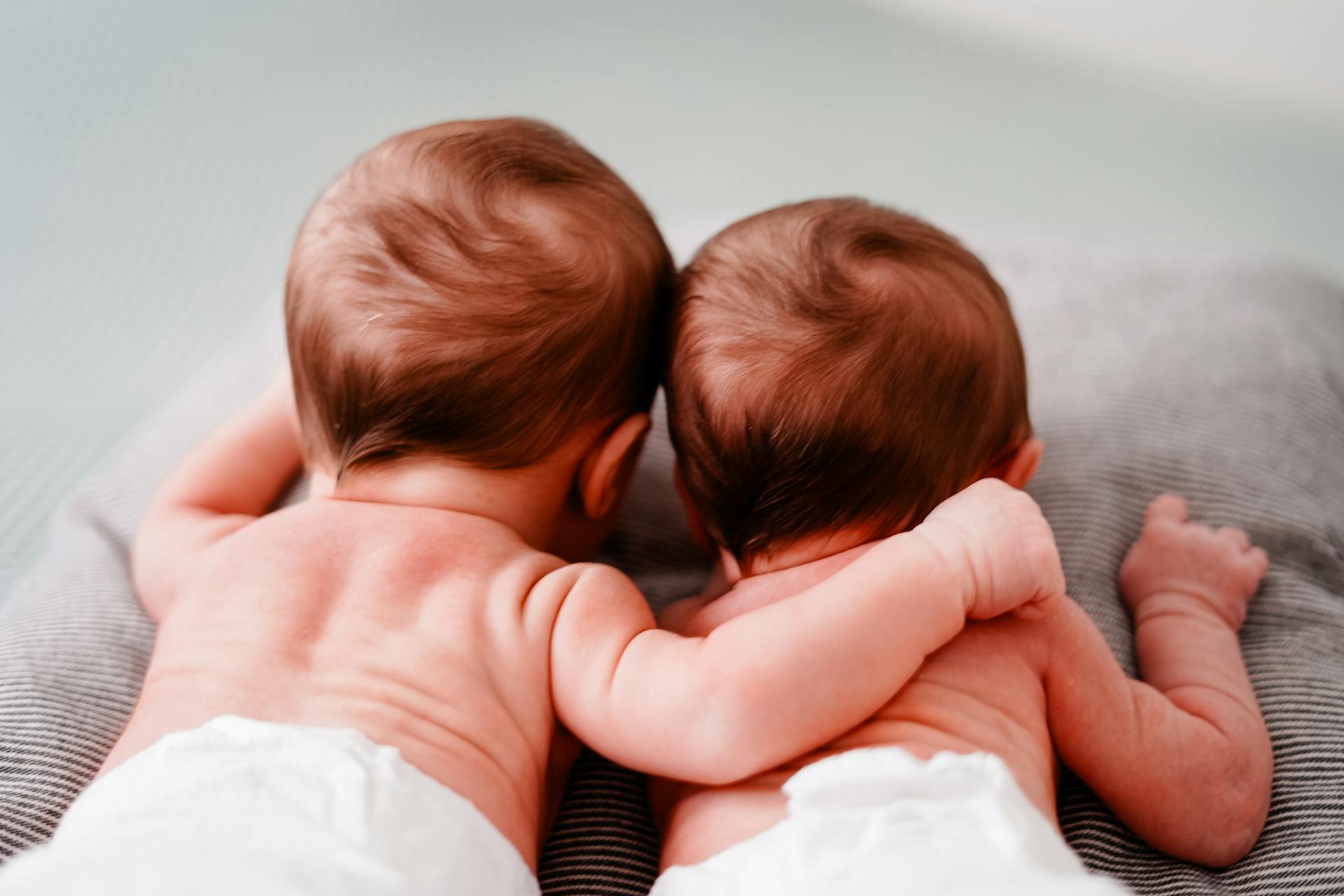 Two cute babies on the bed | Source: Pexels