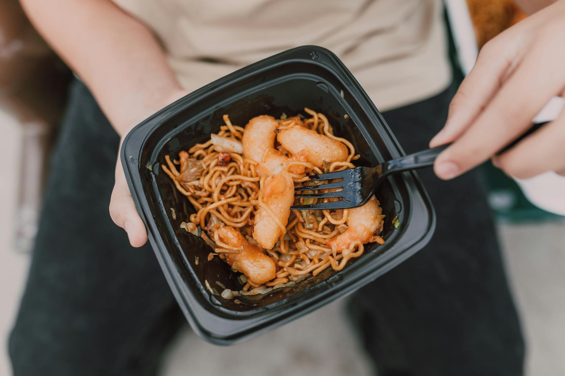 A man holding a bowl of food | Source: Pexels