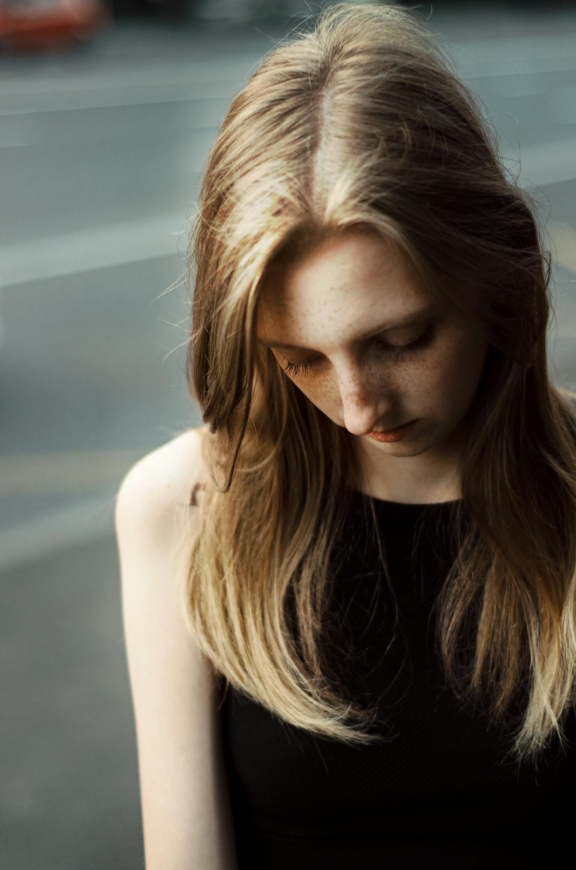 A sad woman on a street | Source: Pexels