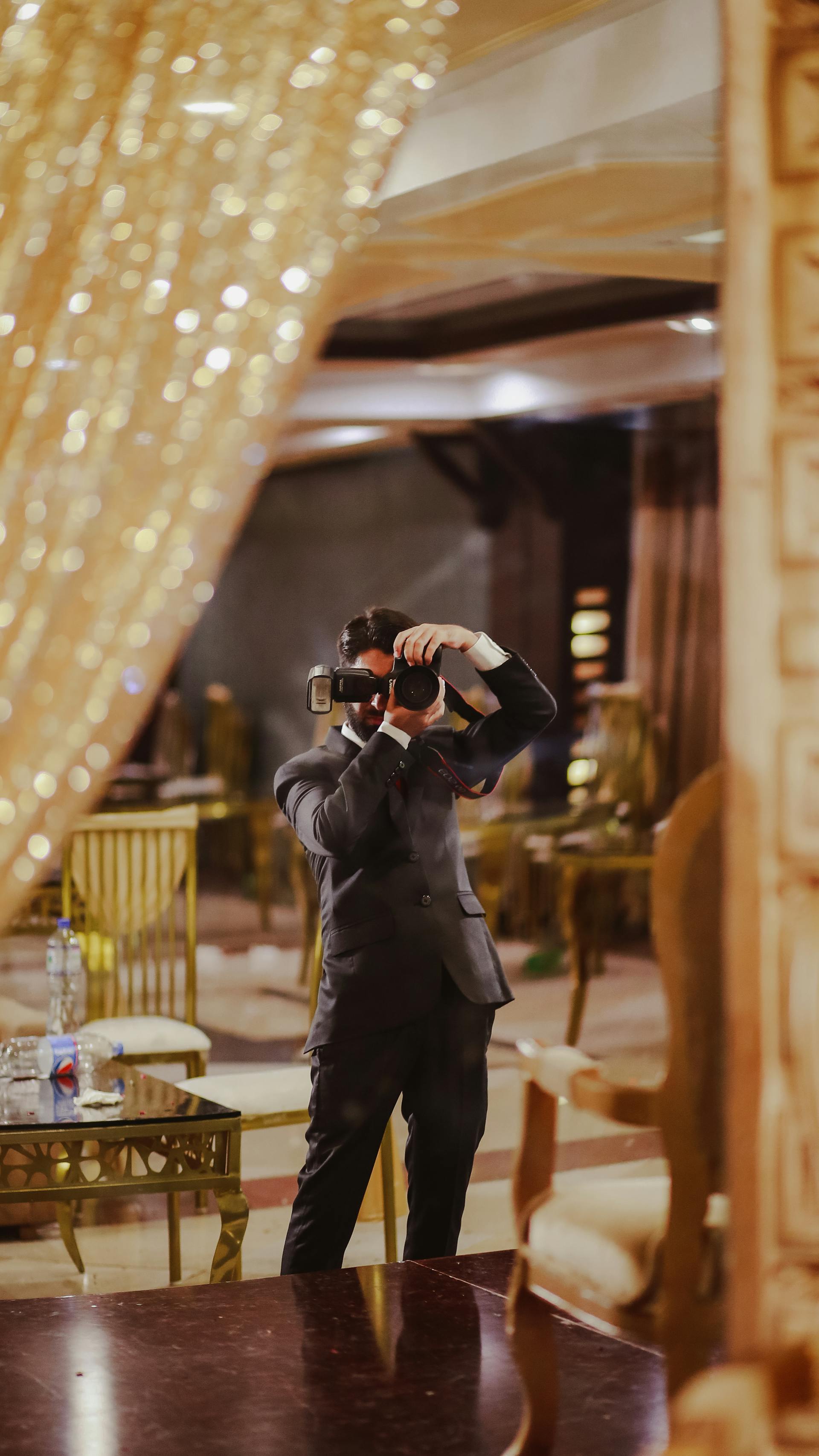 A photographer taking pictures | Source: Pexels