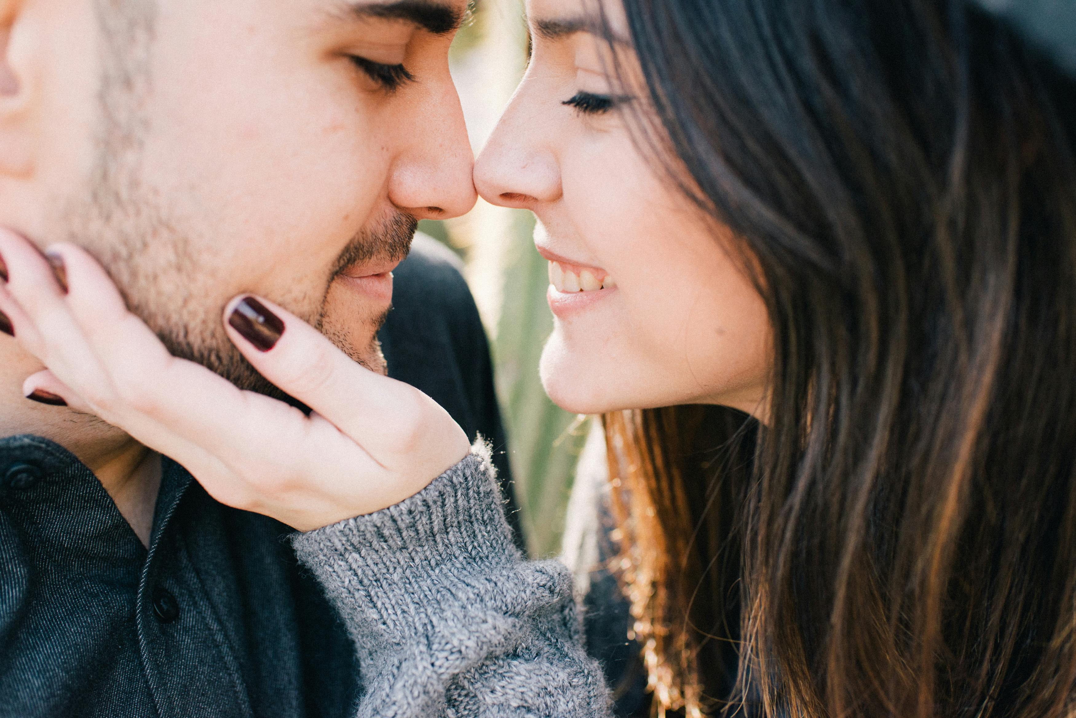 A woman holding a man's face | Source: Pexels