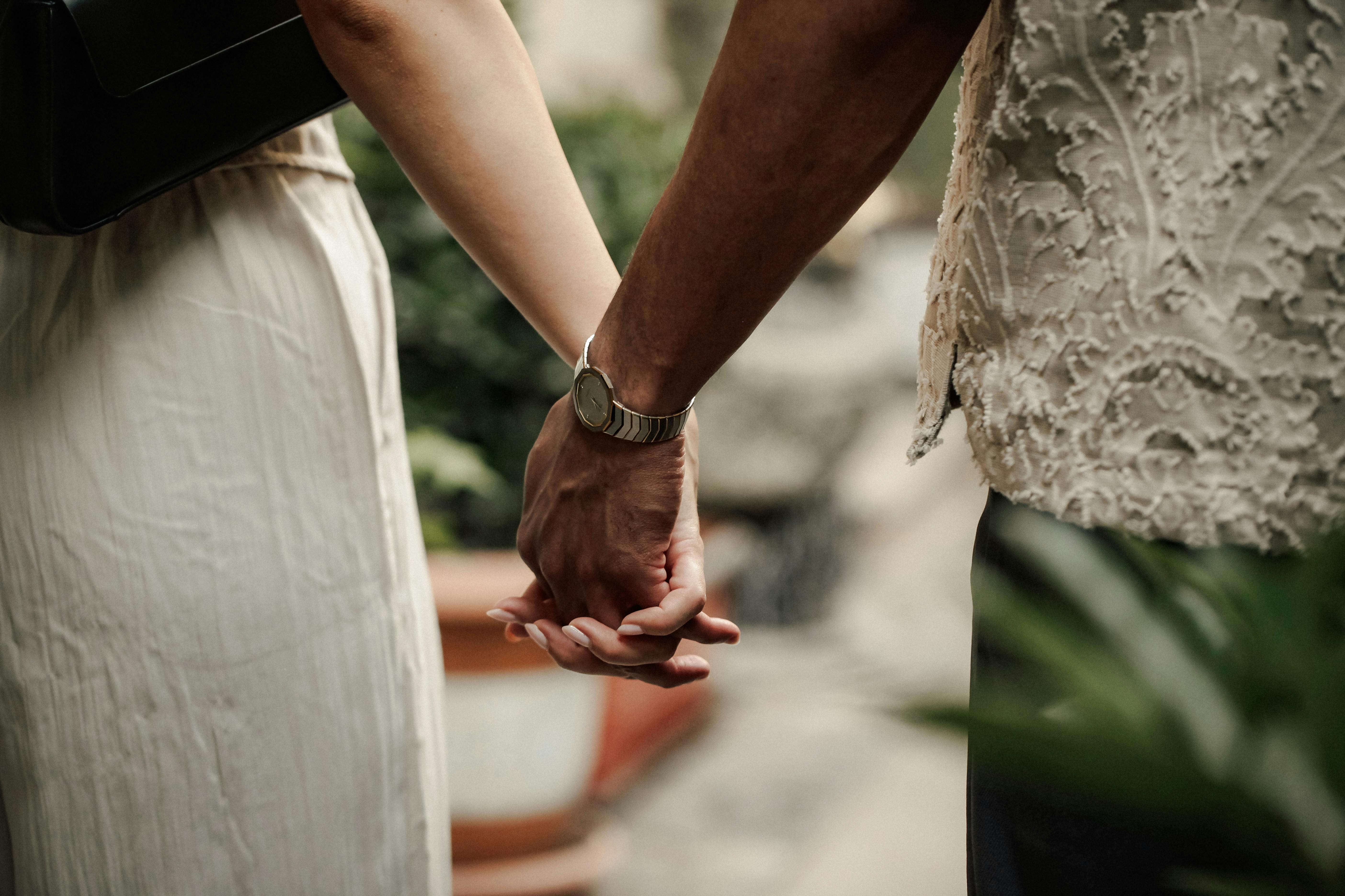 A couple holding hands | Source: Pexels