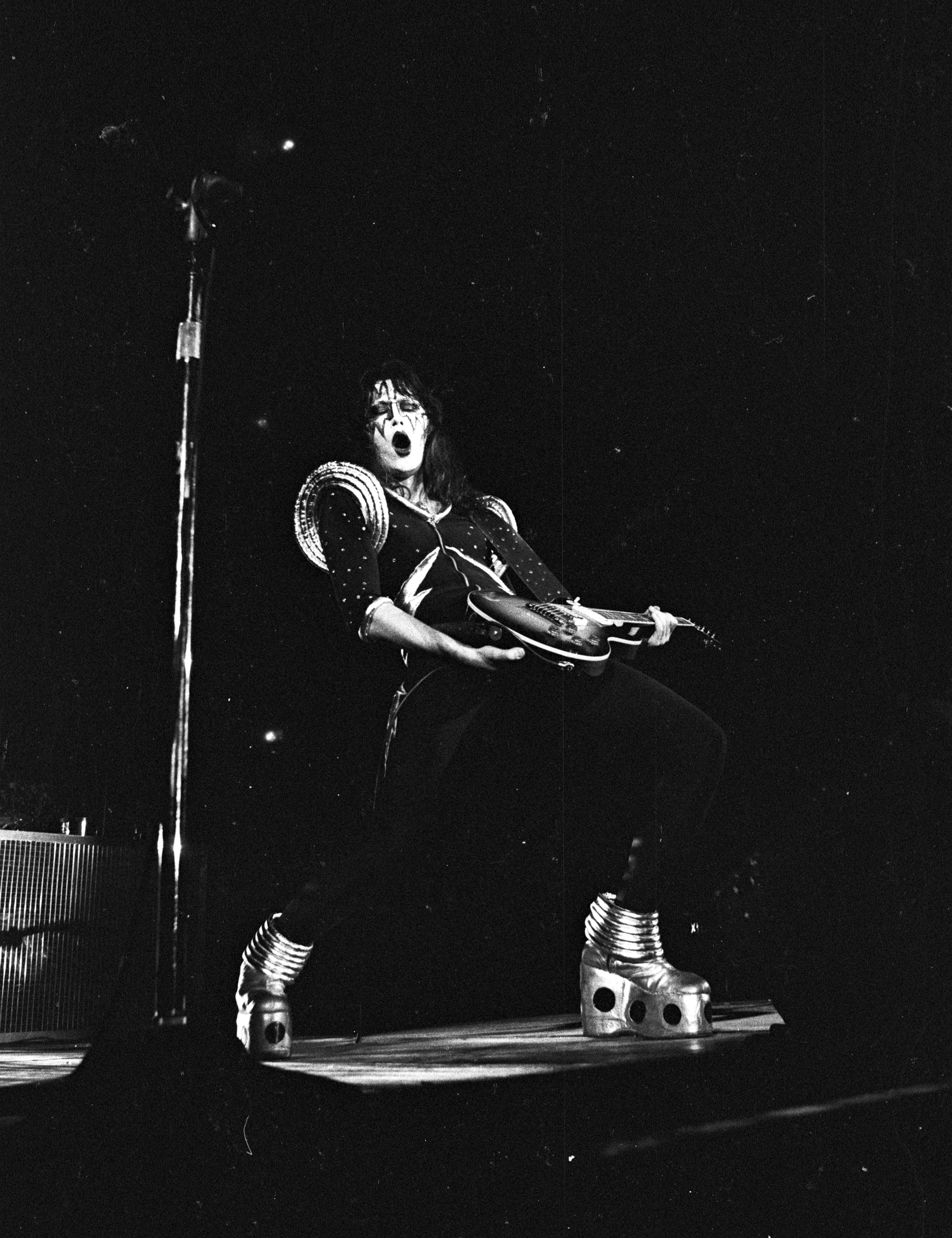 Ace Frehley of the rock band KISS performs at Great Western Forum on November 7, 1979, in Inglewood, California. | Source: Getty Images