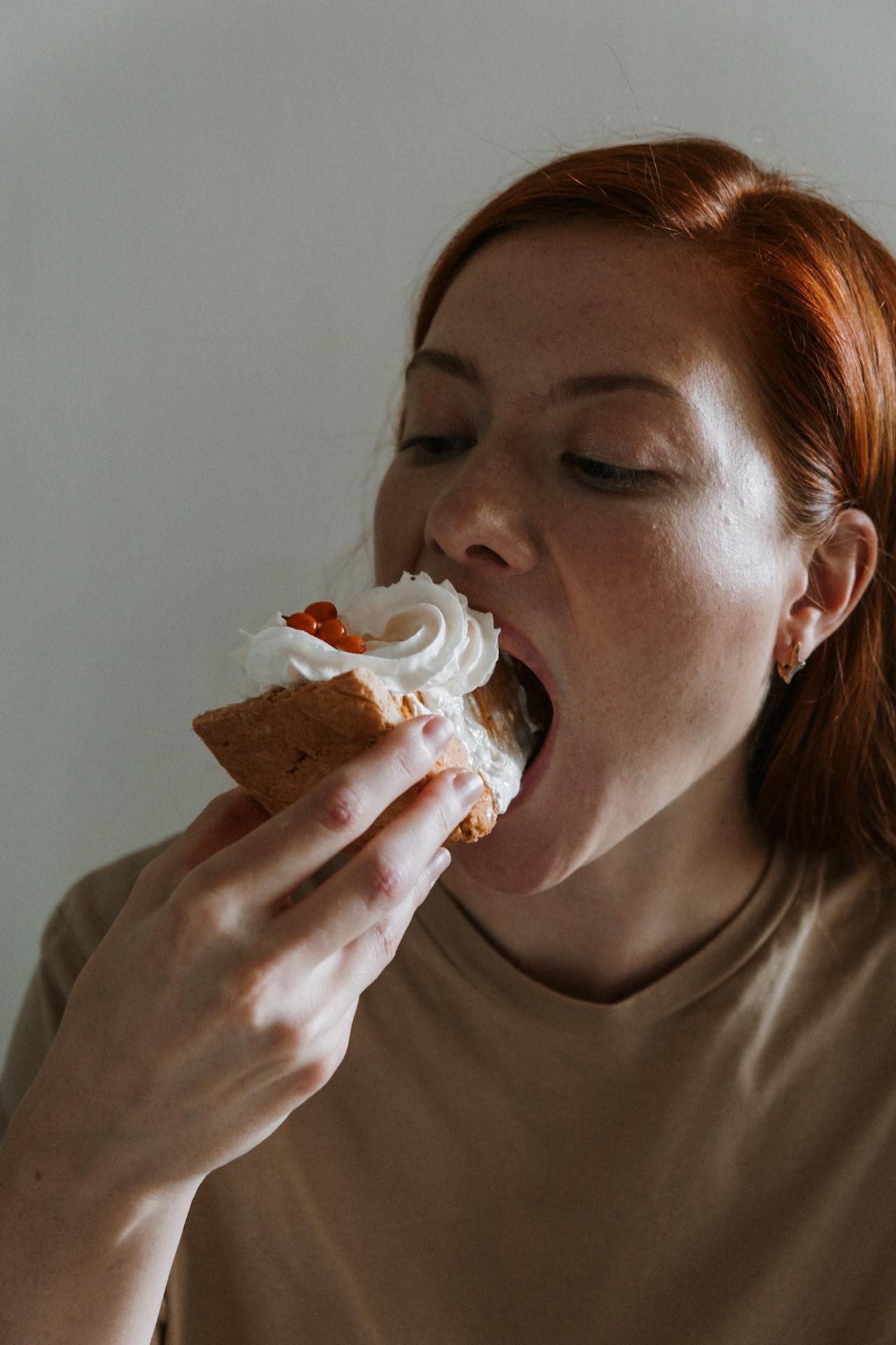 My Sister Made Me Eat in the Garage at Her Wedding Because 'There Wasn't Enough Space for Everyone Inside' 17 A woman eating a slice of cake | Source: Pexels