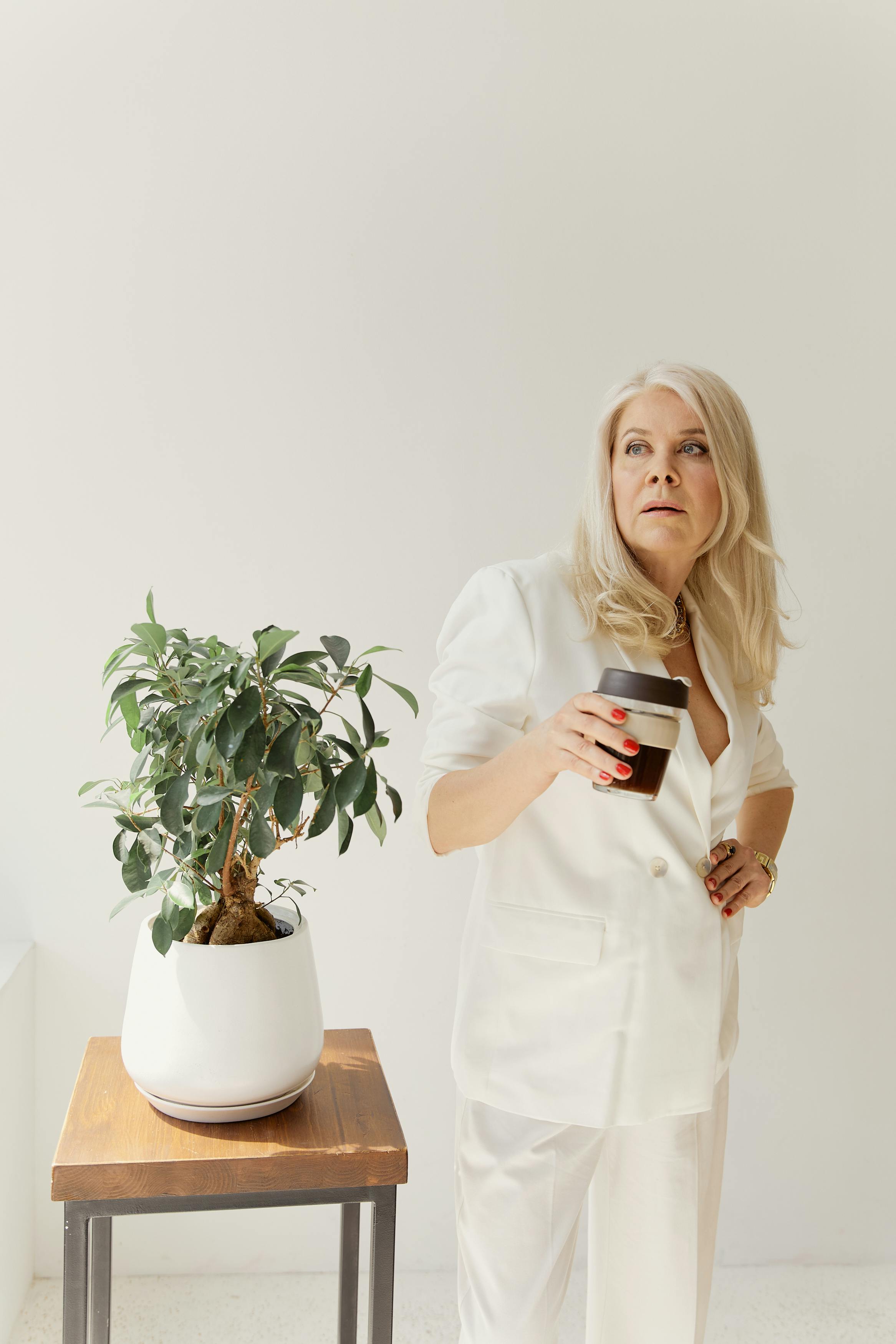 An older woman holding a coffee cup | Source: Pexels