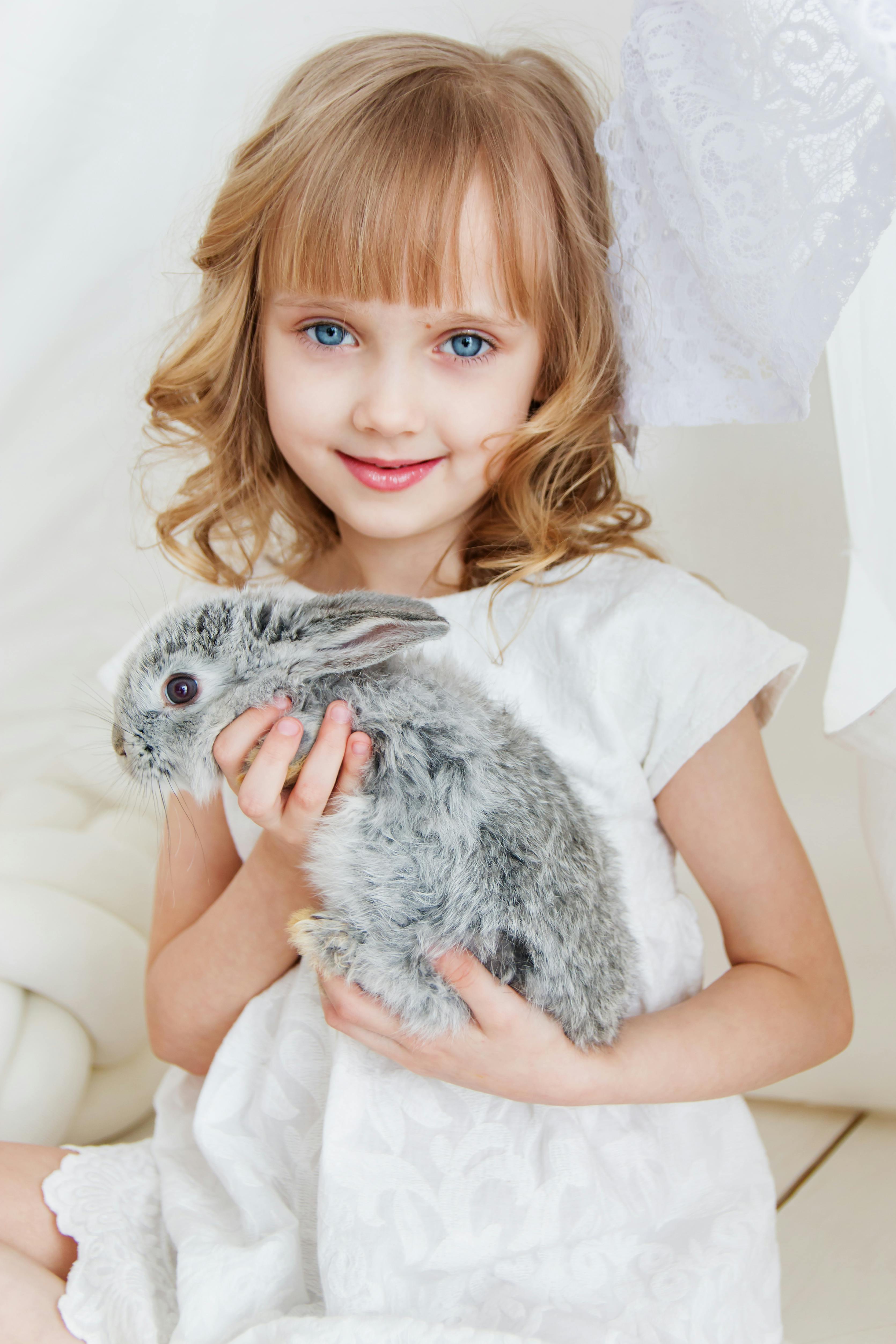 A little girl holding a bunny | Source: Pexels