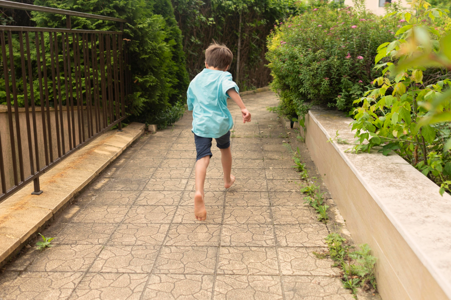 Rear view of a young boy running | Source: Freepik