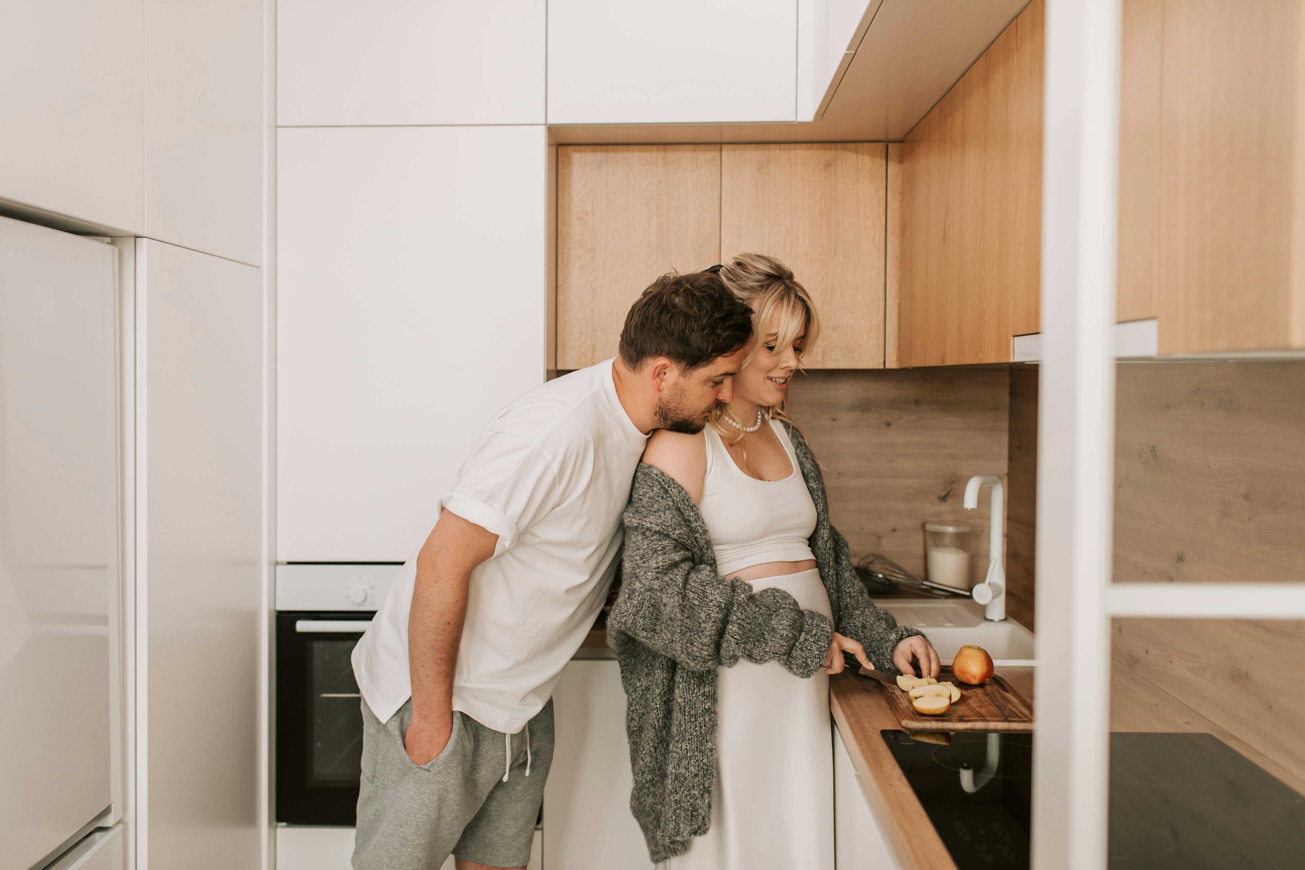 A couple in the kitchen | Source: Pexels