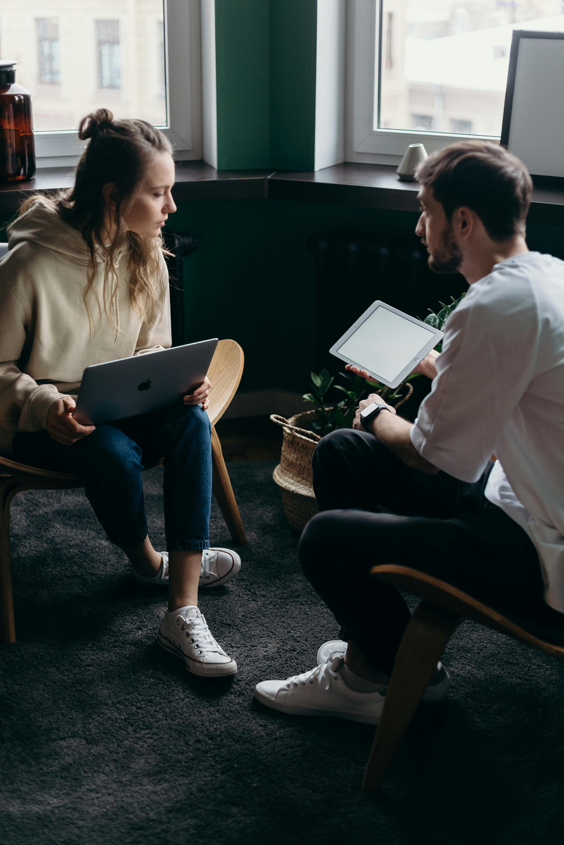 A couple looking at footage | Source: Pexels