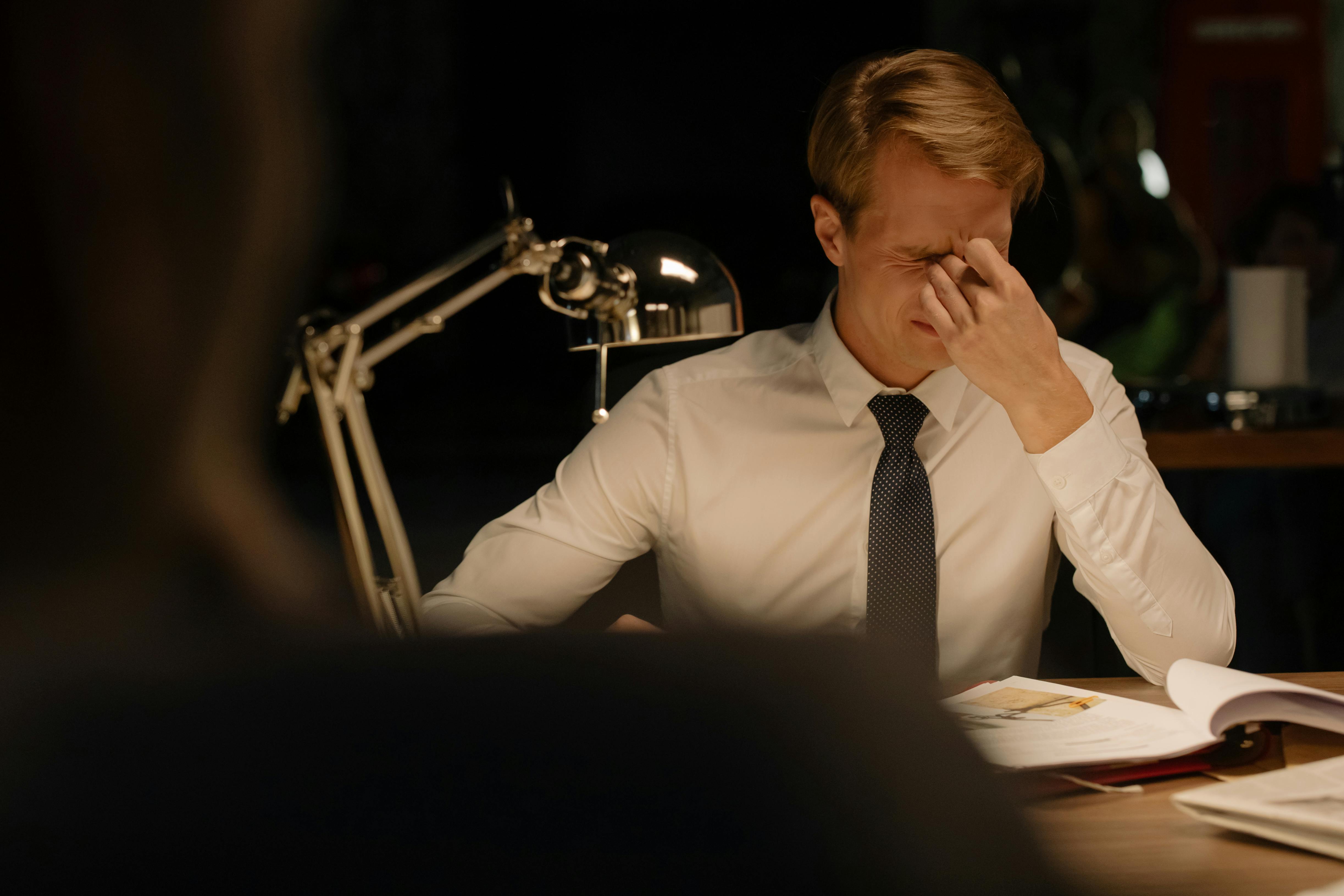 A man sitting at his desk | Source: Pexels