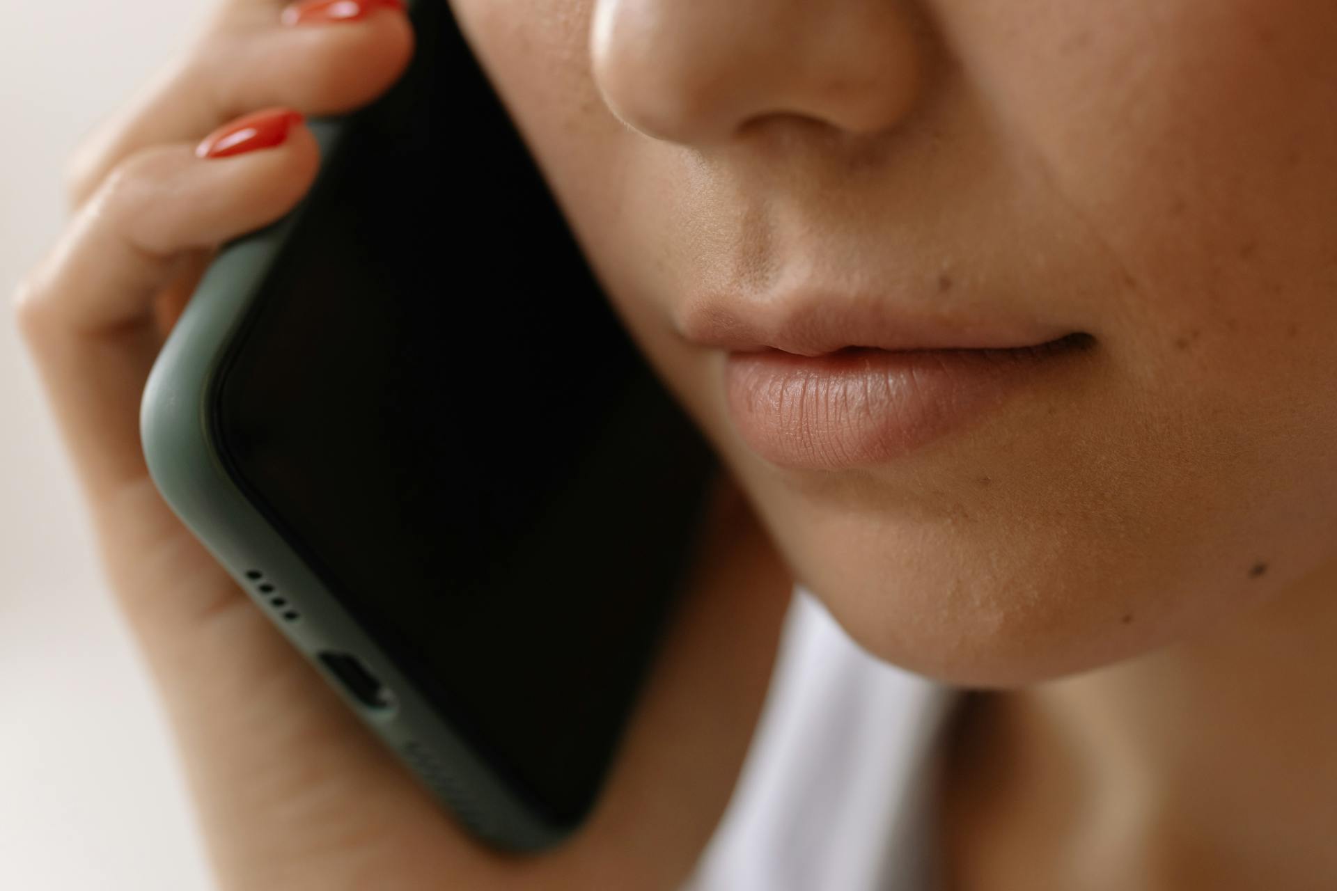 A woman speaking on a cell phone | Source: Pexels