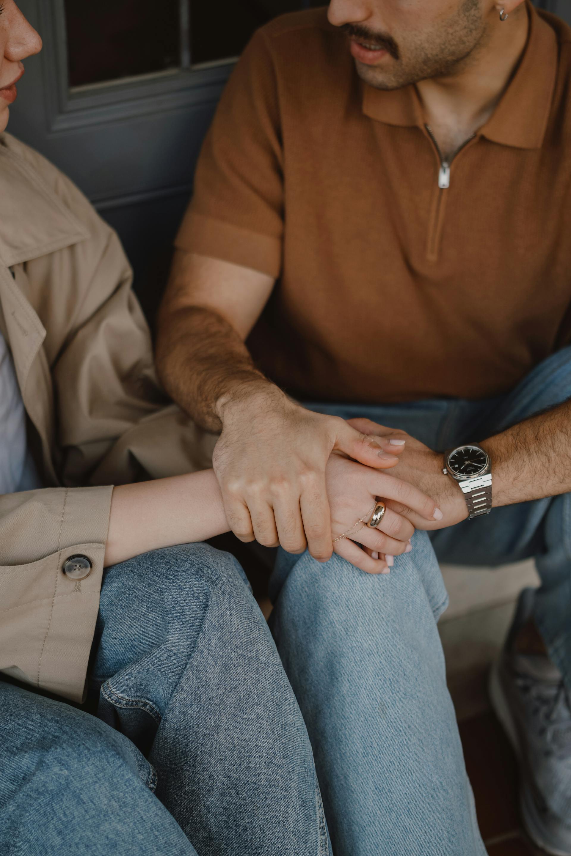 A man comforting a woman | Source: Pexels