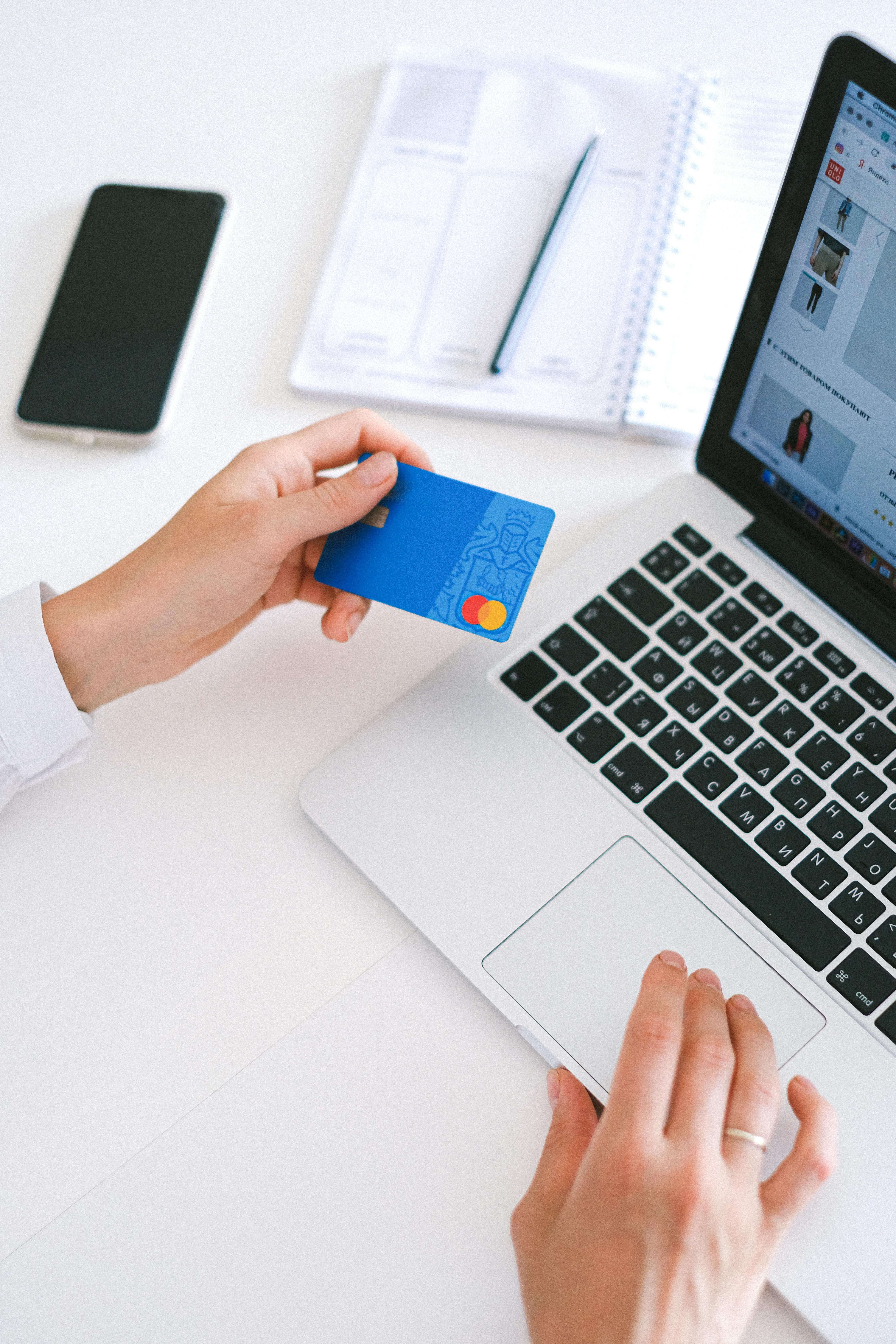 A person holding a card | Source: Pexels
