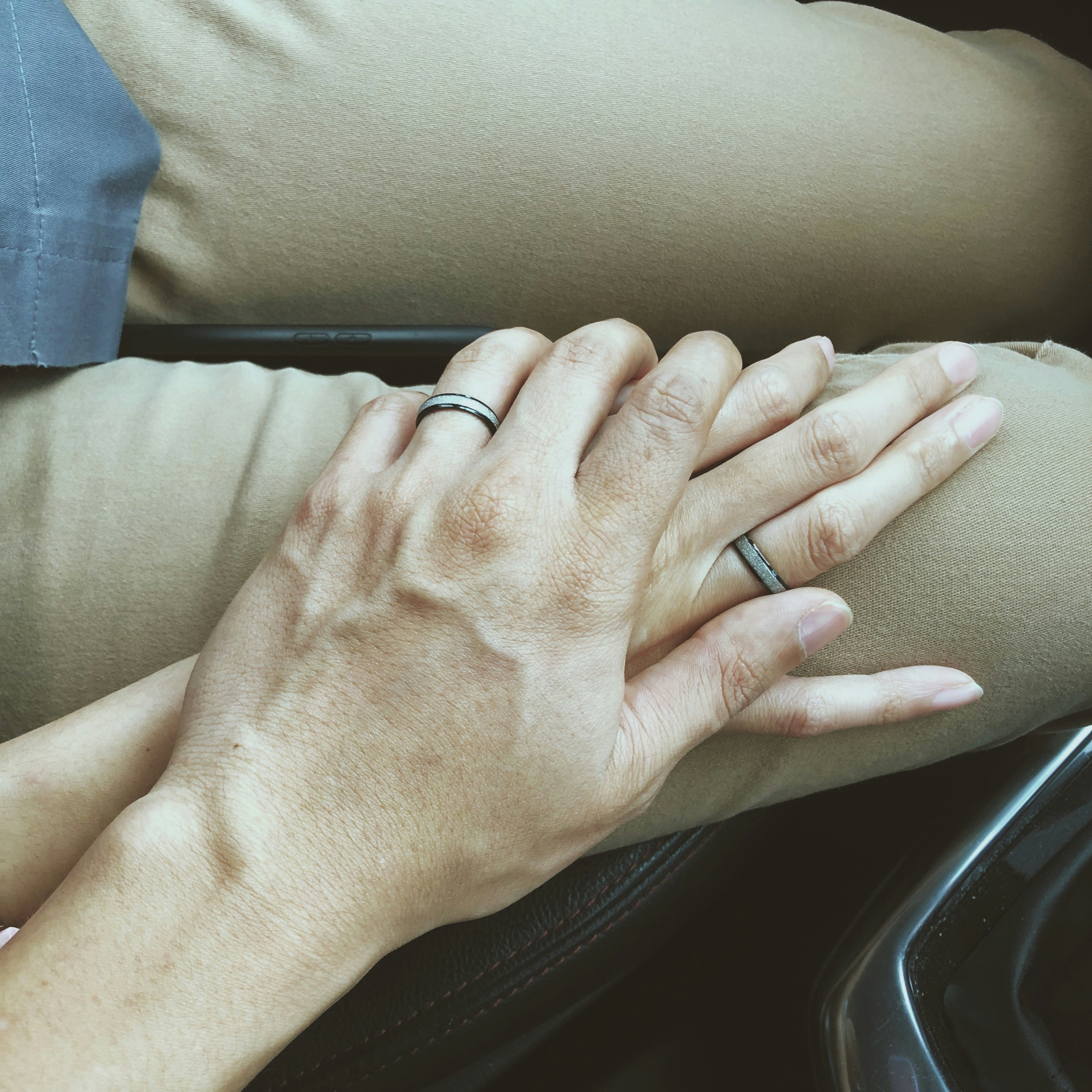 A man's hand holding a woman's hand | Source: Unsplash