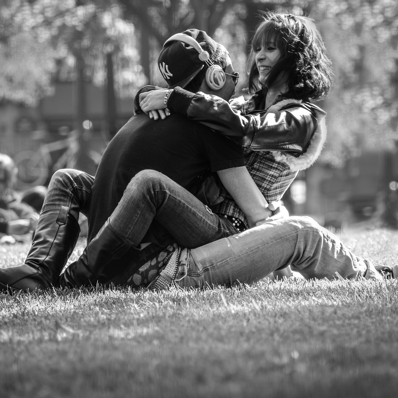 A woman sitting in a man's lap | Source: Pixabay