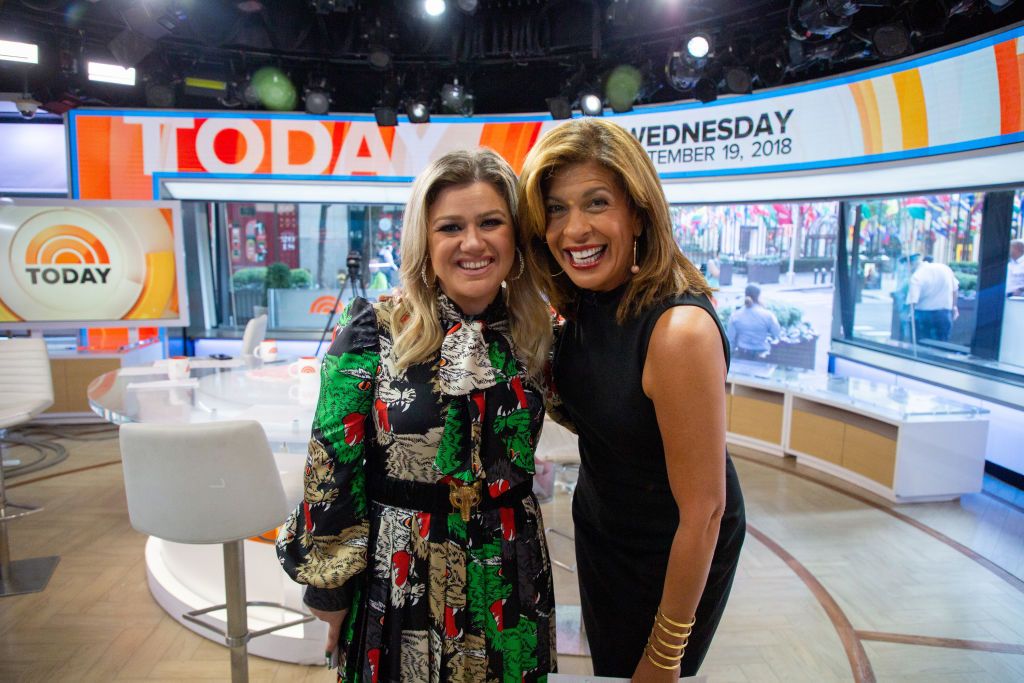 Kelly Clarkson and Hoda Kotb at the "Today" set on September 19, 2018 | Source: Getty Images