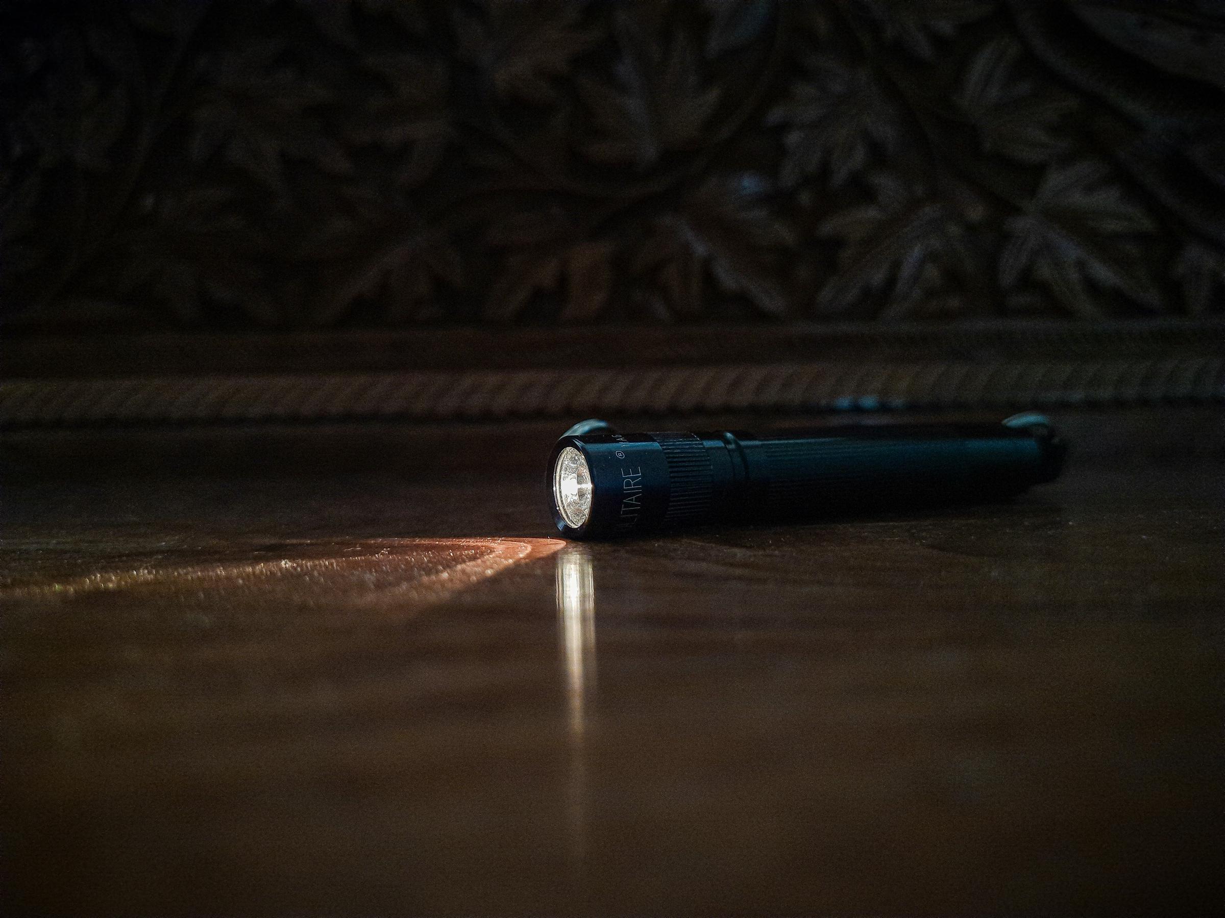 A black flashlight | Source: Unsplash