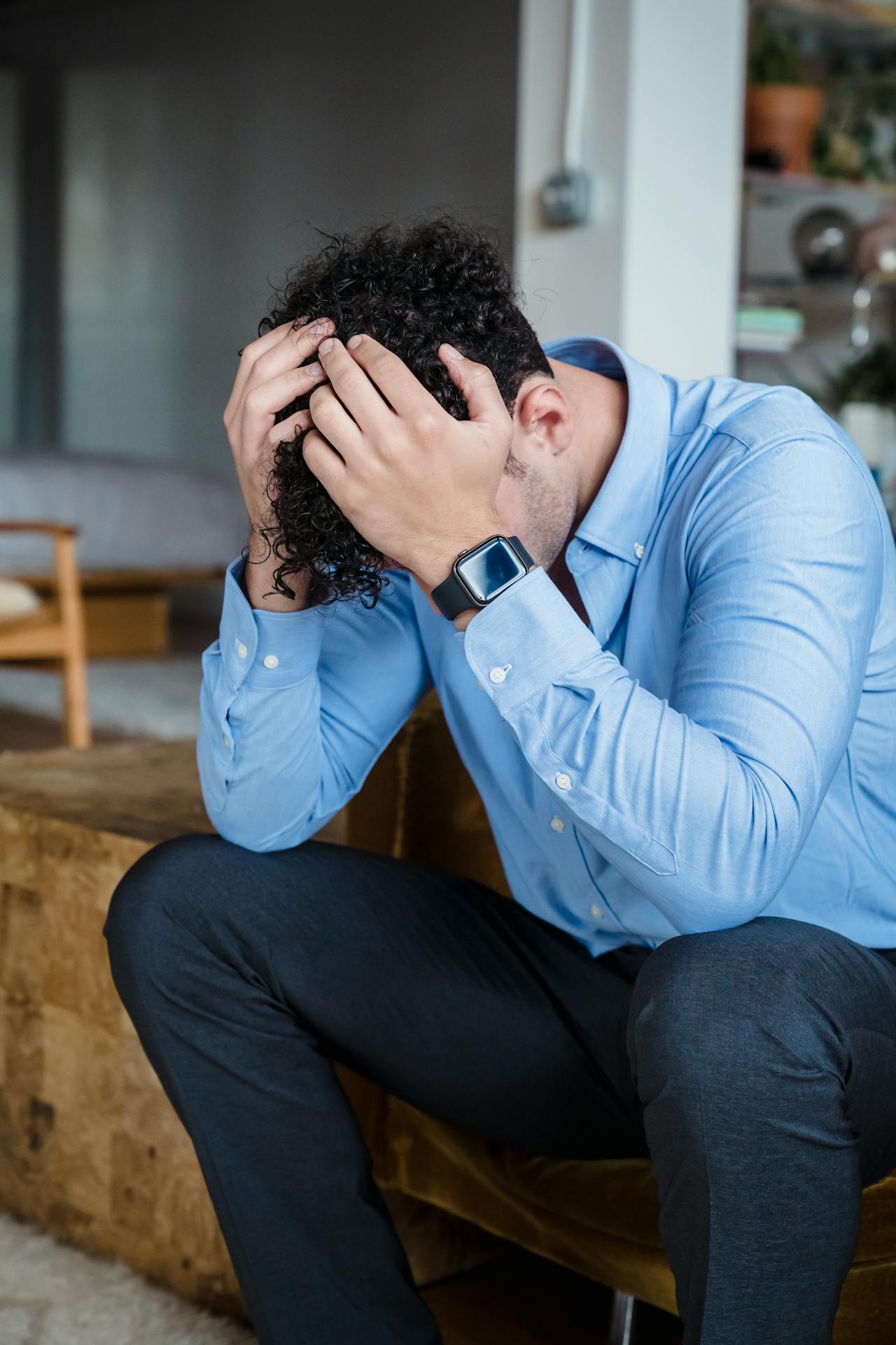 A disheartened man looking defeated | Source: Pexels