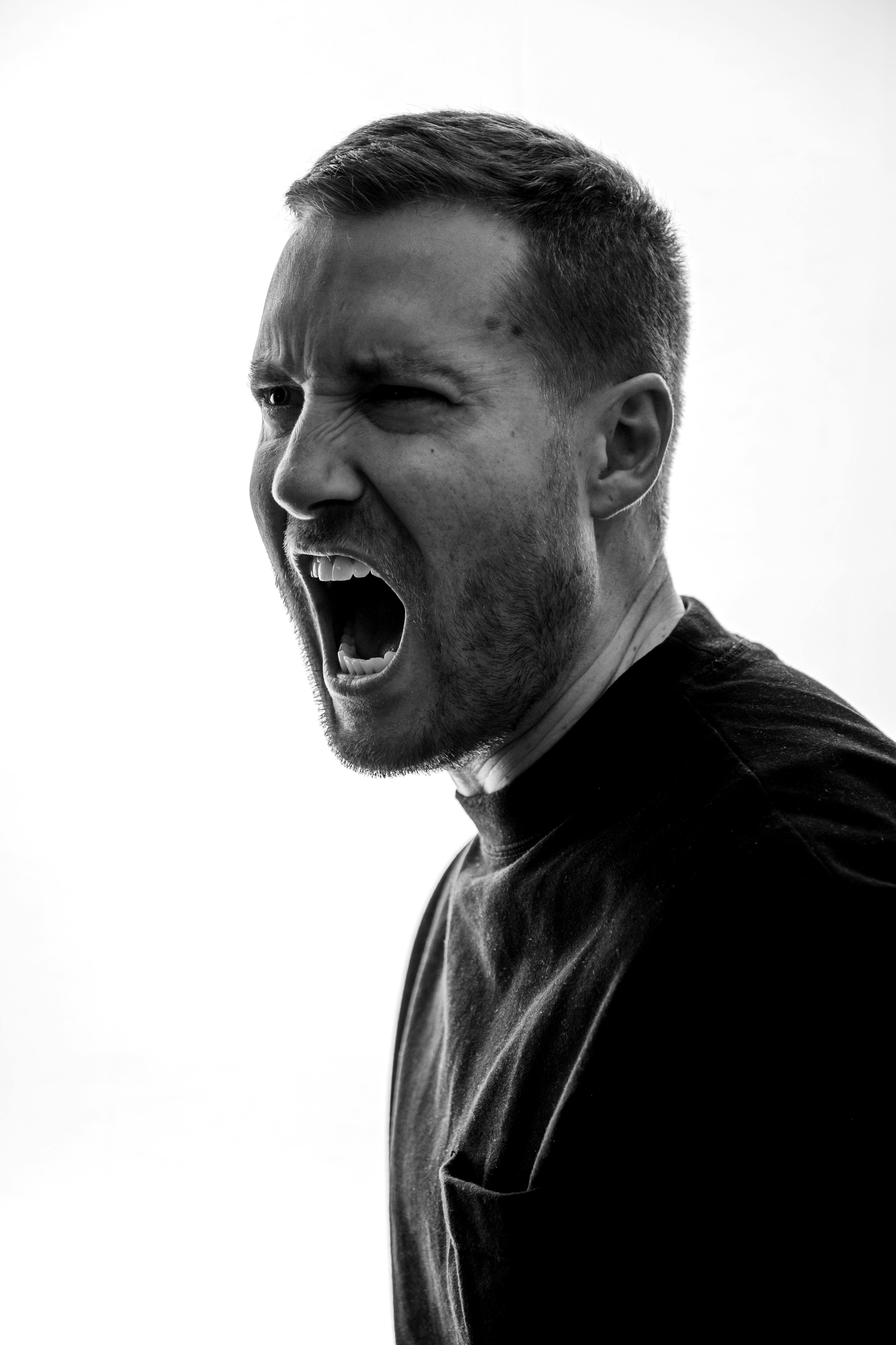 An angry man shouting | Source: Pexels