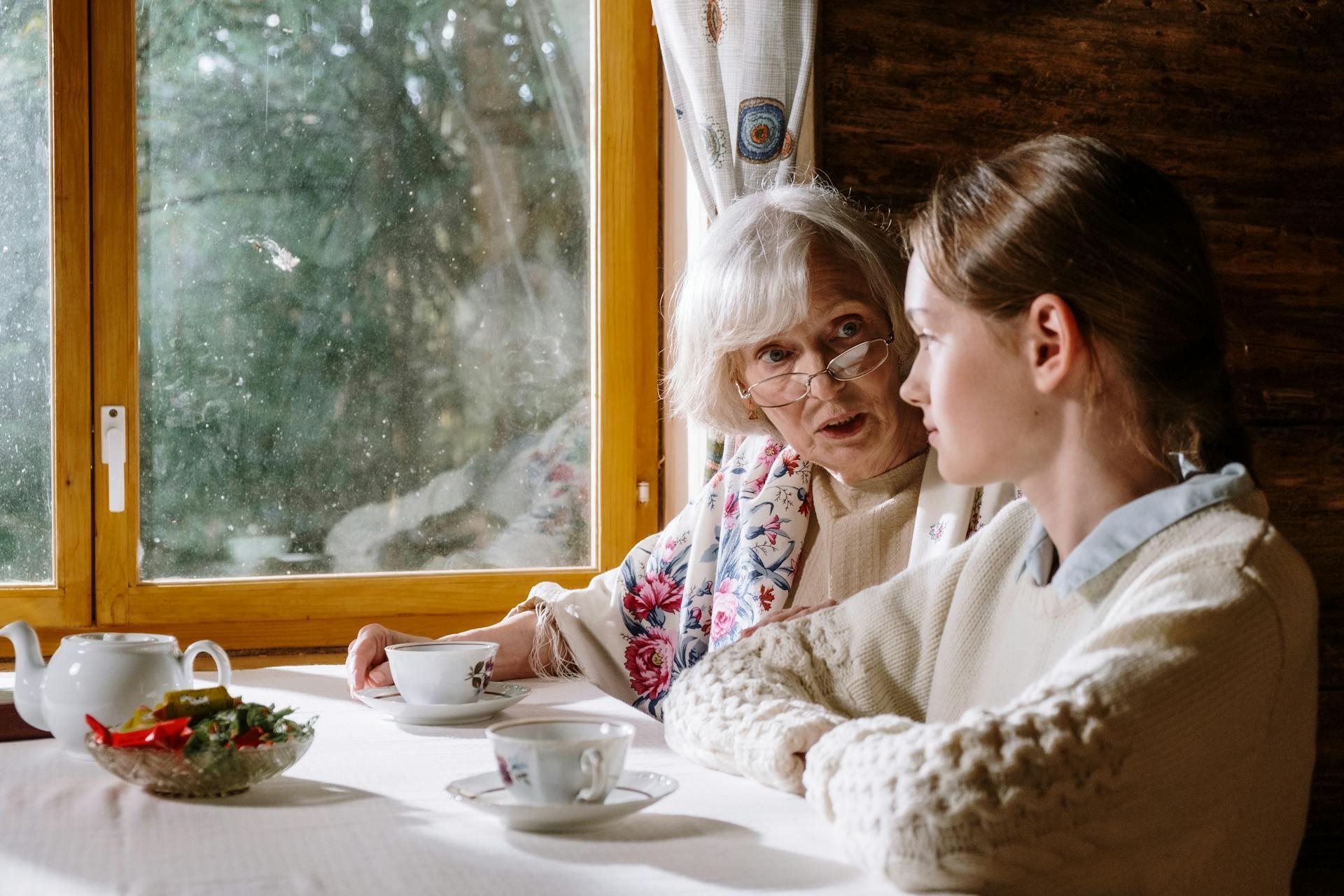 Uma senhora idosa falando com sua neta | Fonte: Pexels